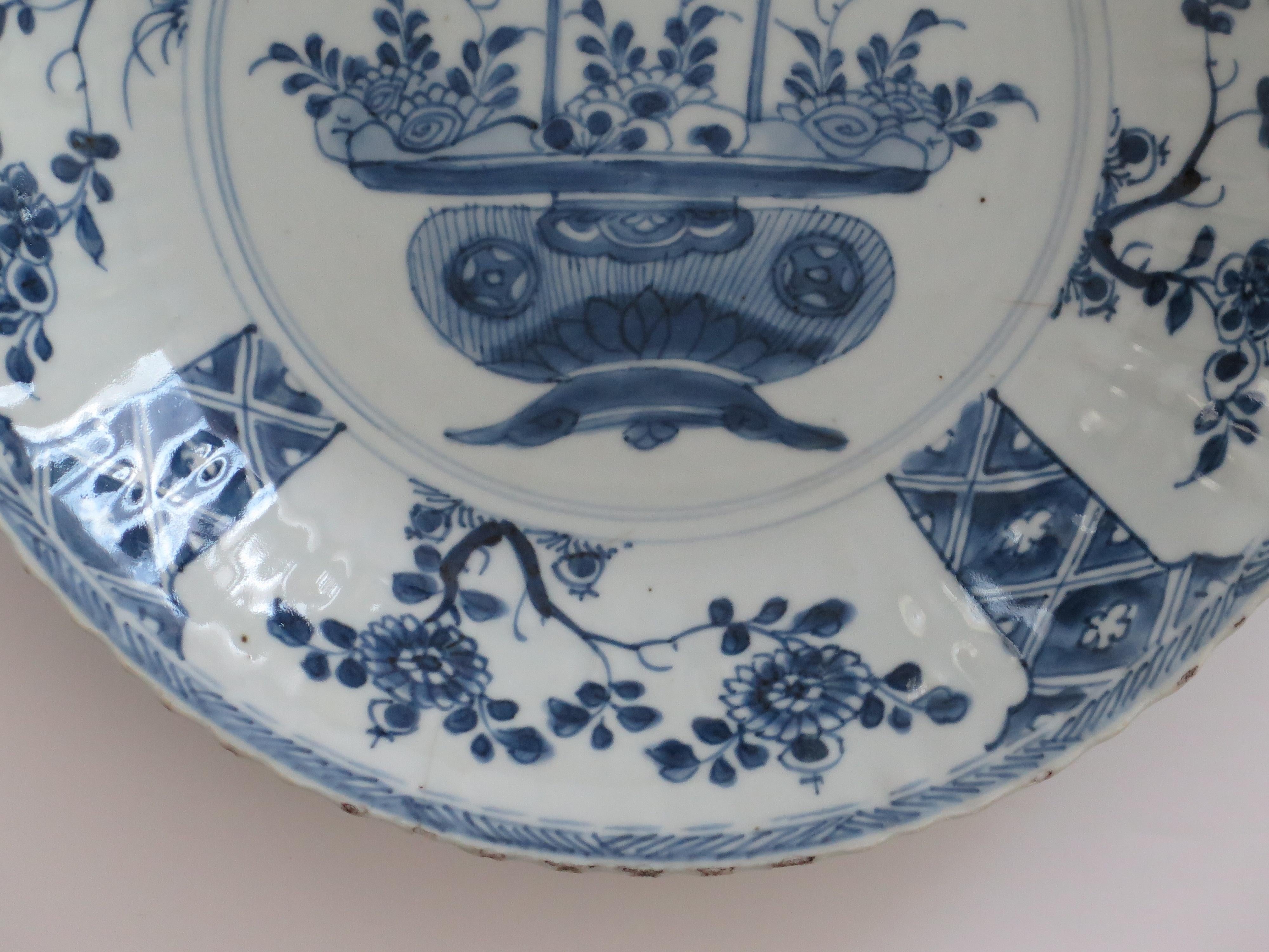 Chinese Large Dish or Plate Porcelain Blue and White, Yongzheng Circa 1730 In Good Condition For Sale In Lincoln, Lincolnshire