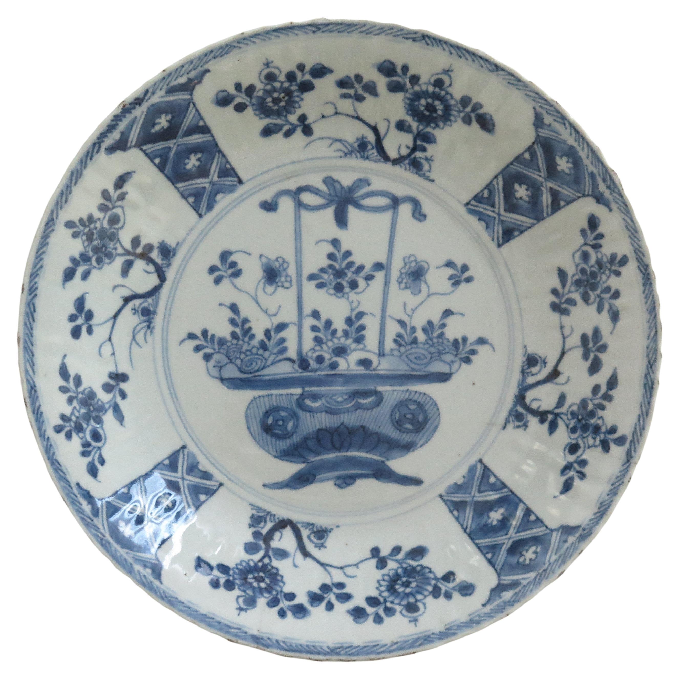 Grand plat ou assiette chinois en porcelaine bleue et blanche, Yongzheng, vers 1730