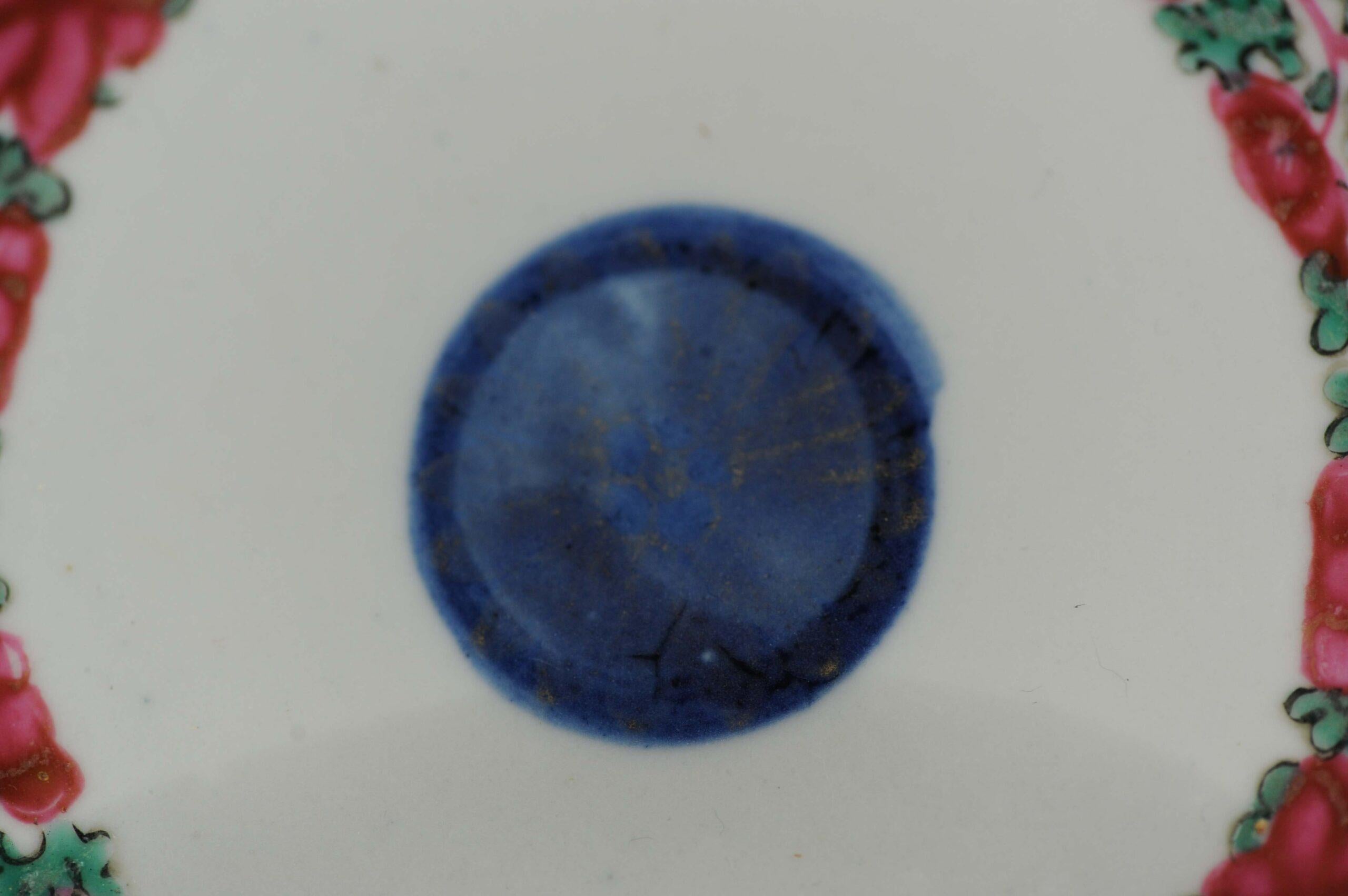 Qing Plat de marché thaïlandais Bencharong en porcelaine de Kangxi, 18ème siècle en vente