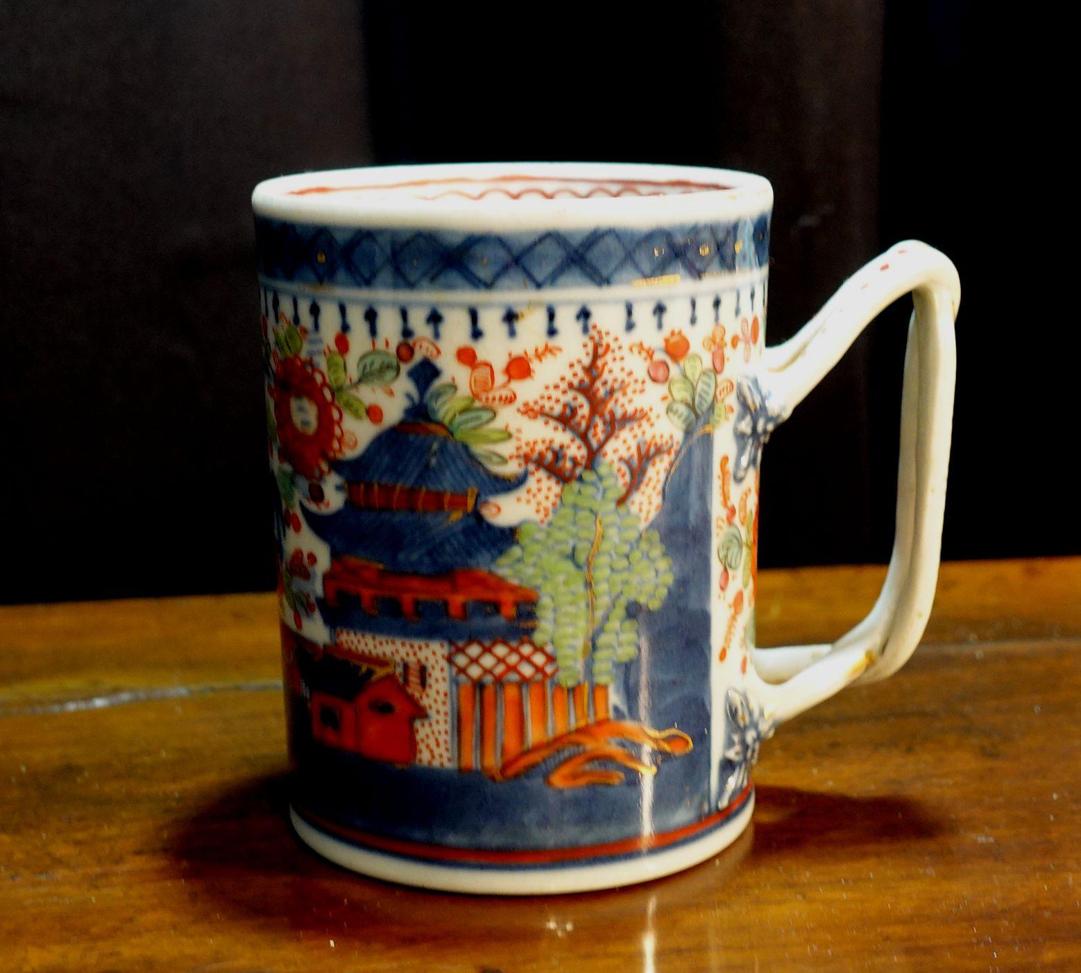Kangxi Imari Porcelain Mug(Tankard), from the 1700s. A supper and rear antique from the Kangxi period.
Height is 4 1/2
