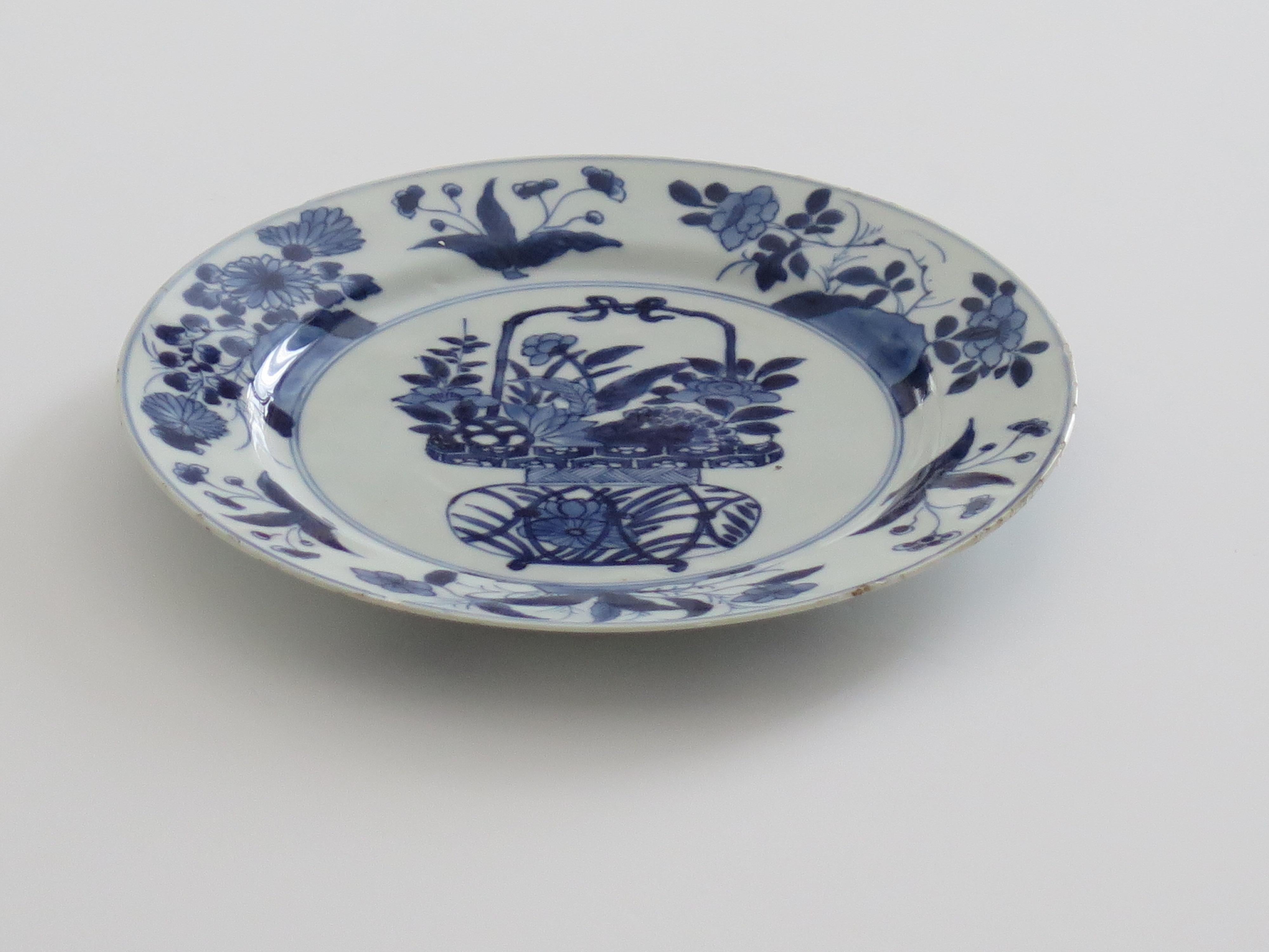 Chinesischer Blumenkorb aus blauem und weißem Porzellan mit Kangxi-Marke und Zeitgenössischem Muster, um 1700 im Angebot 4