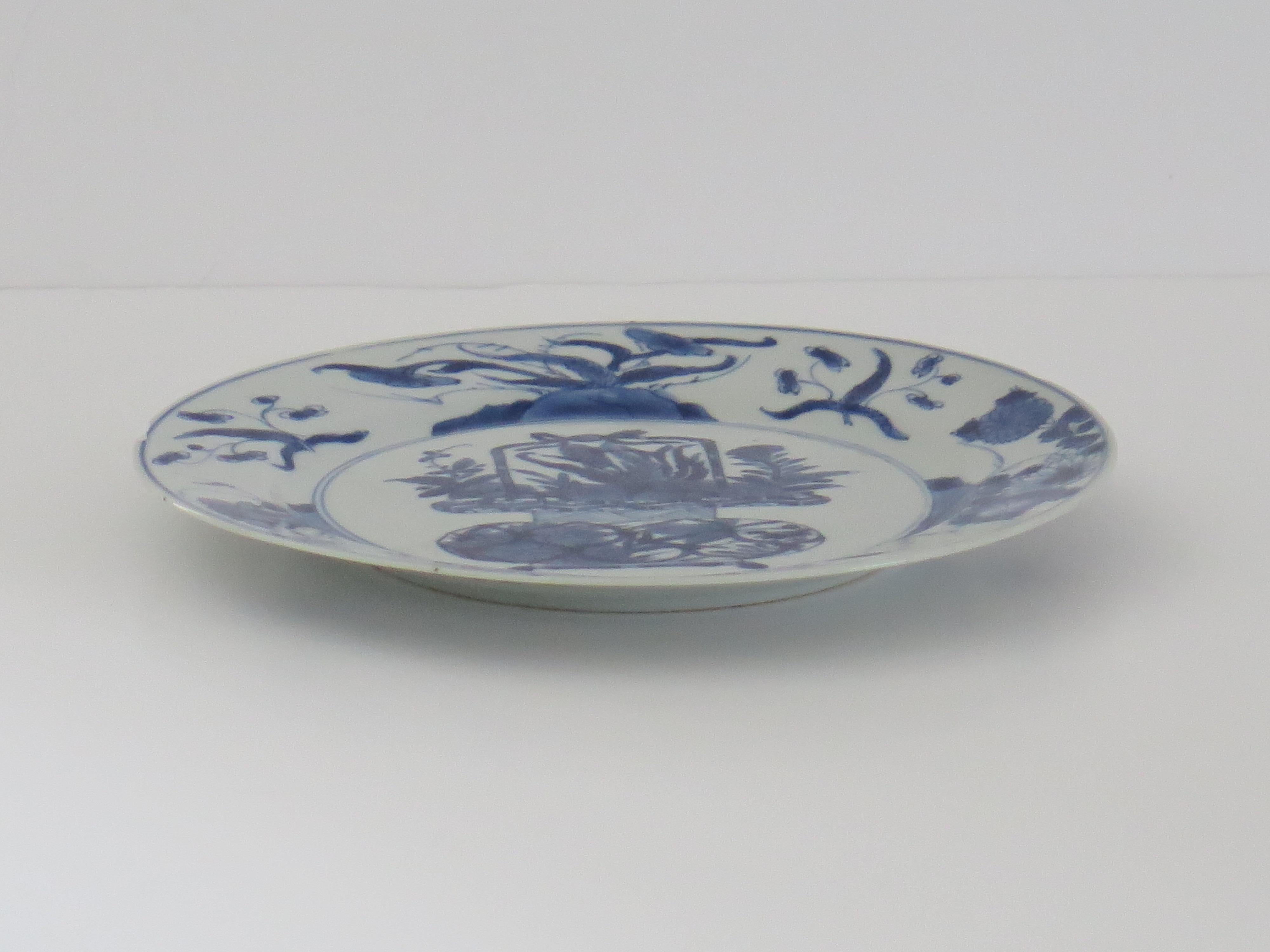 Chinesischer Blumenkorb aus blauem und weißem Porzellan mit Kangxi-Marke und Zeitgenössischem Muster, um 1700 im Angebot 4