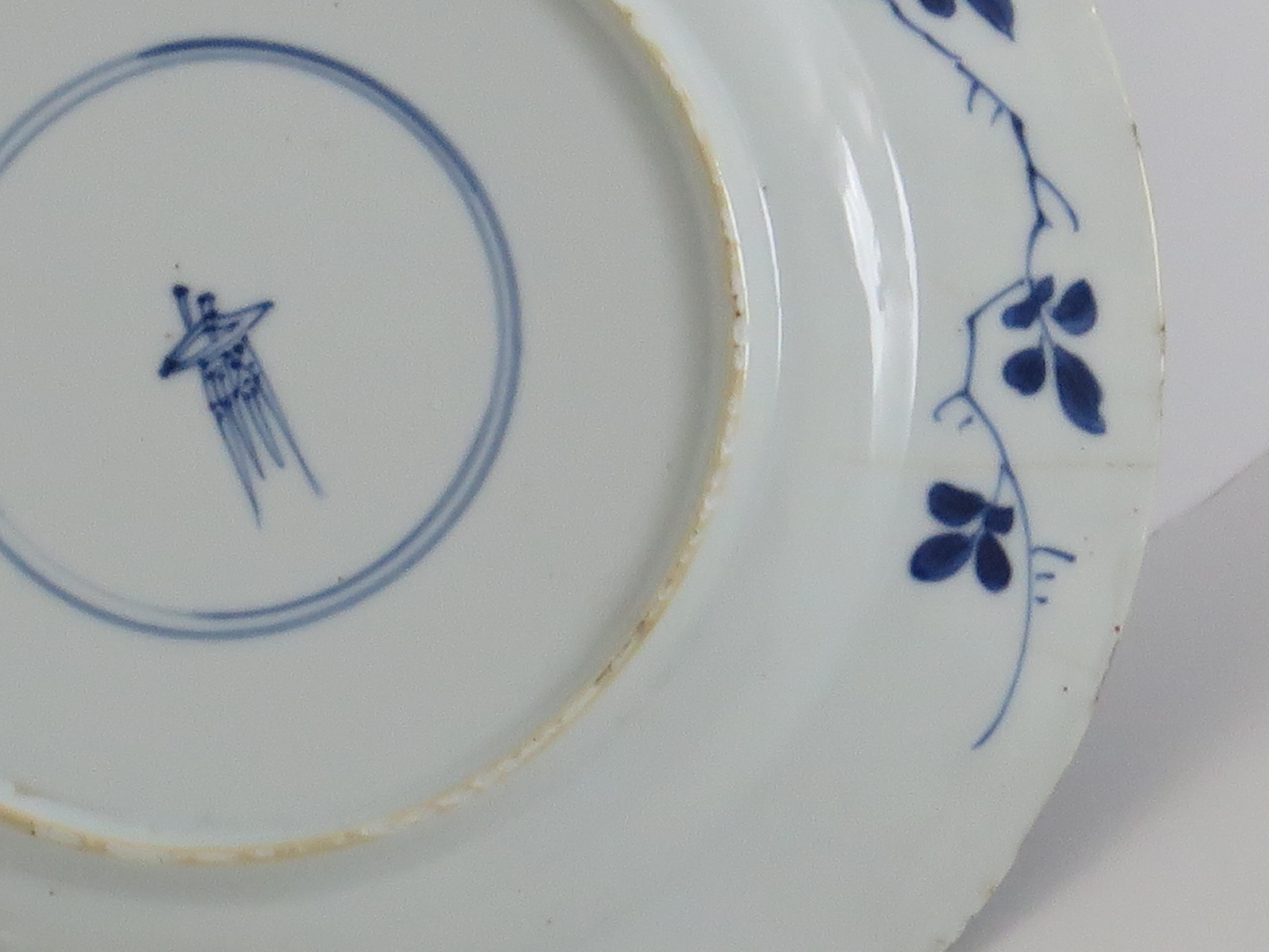 Chinesischer Blumenkorb aus blauem und weißem Porzellan mit Kangxi-Marke und Zeitgenössischem Muster, um 1700 im Angebot 6