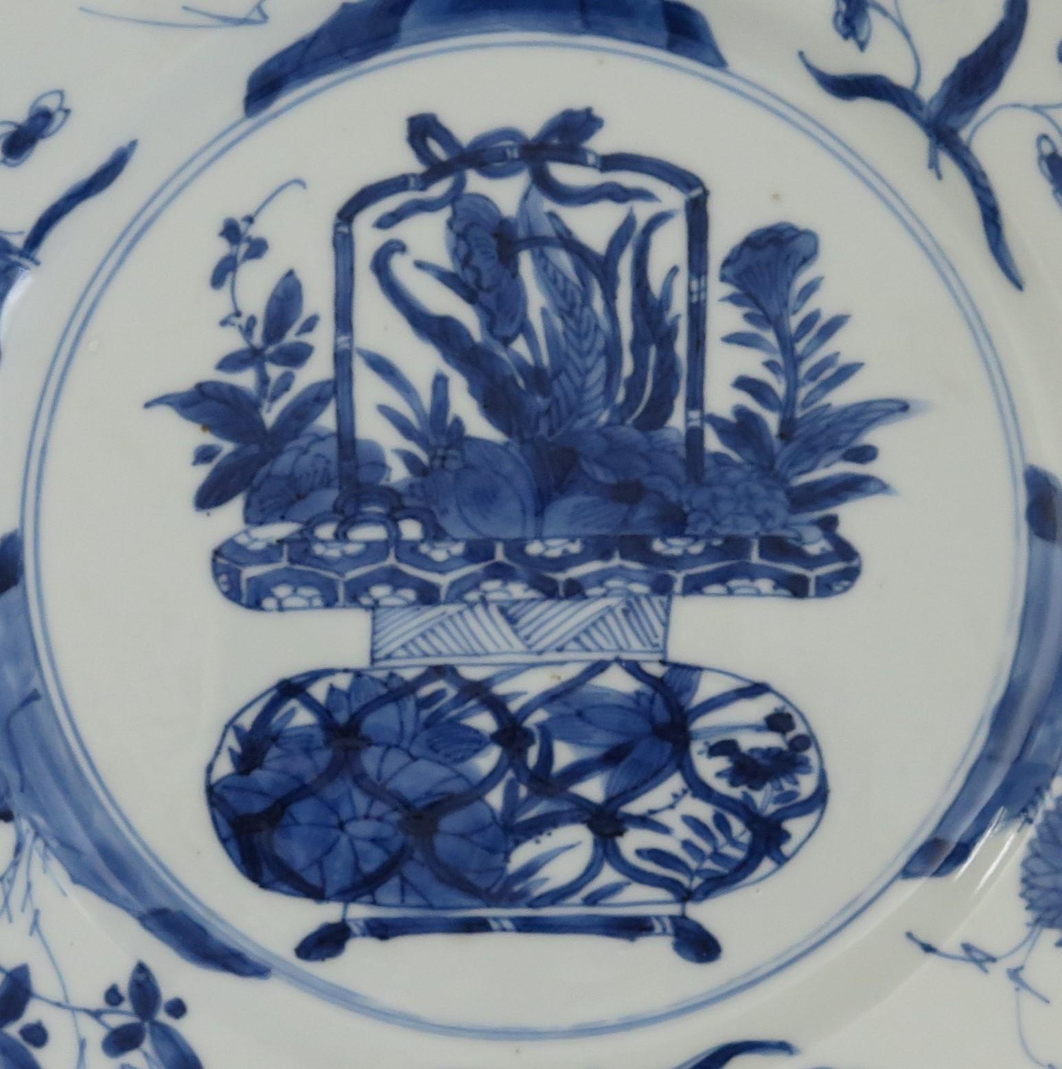 Chinesischer Blumenkorb aus blauem und weißem Porzellan mit Kangxi-Marke und Zeitgenössischem Muster, um 1700 im Angebot 6