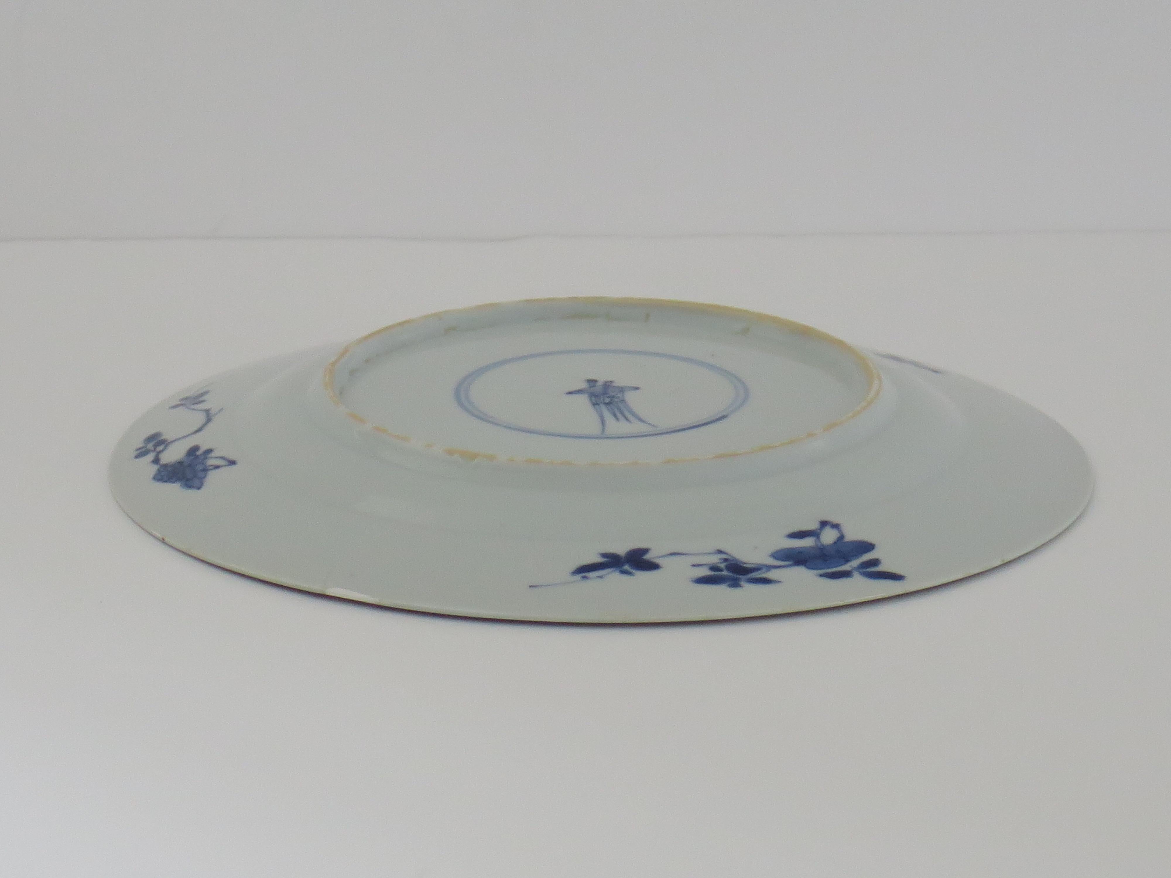 Chinesischer Blumenkorb aus blauem und weißem Porzellan mit Kangxi-Marke und Zeitgenössischem Muster, um 1700 im Angebot 7