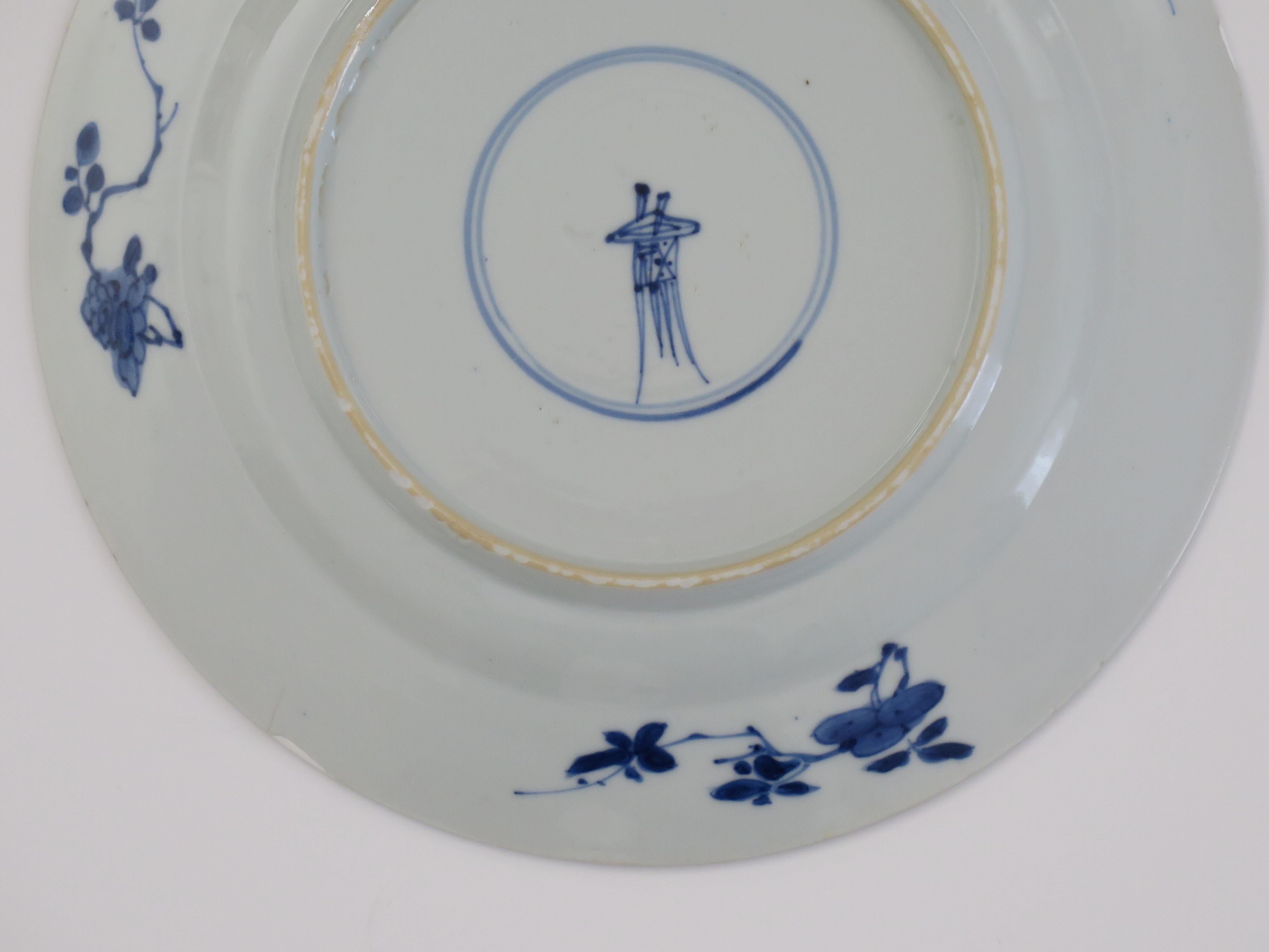 Chinesischer Blumenkorb aus blauem und weißem Porzellan mit Kangxi-Marke und Zeitgenössischem Muster, um 1700 im Angebot 10