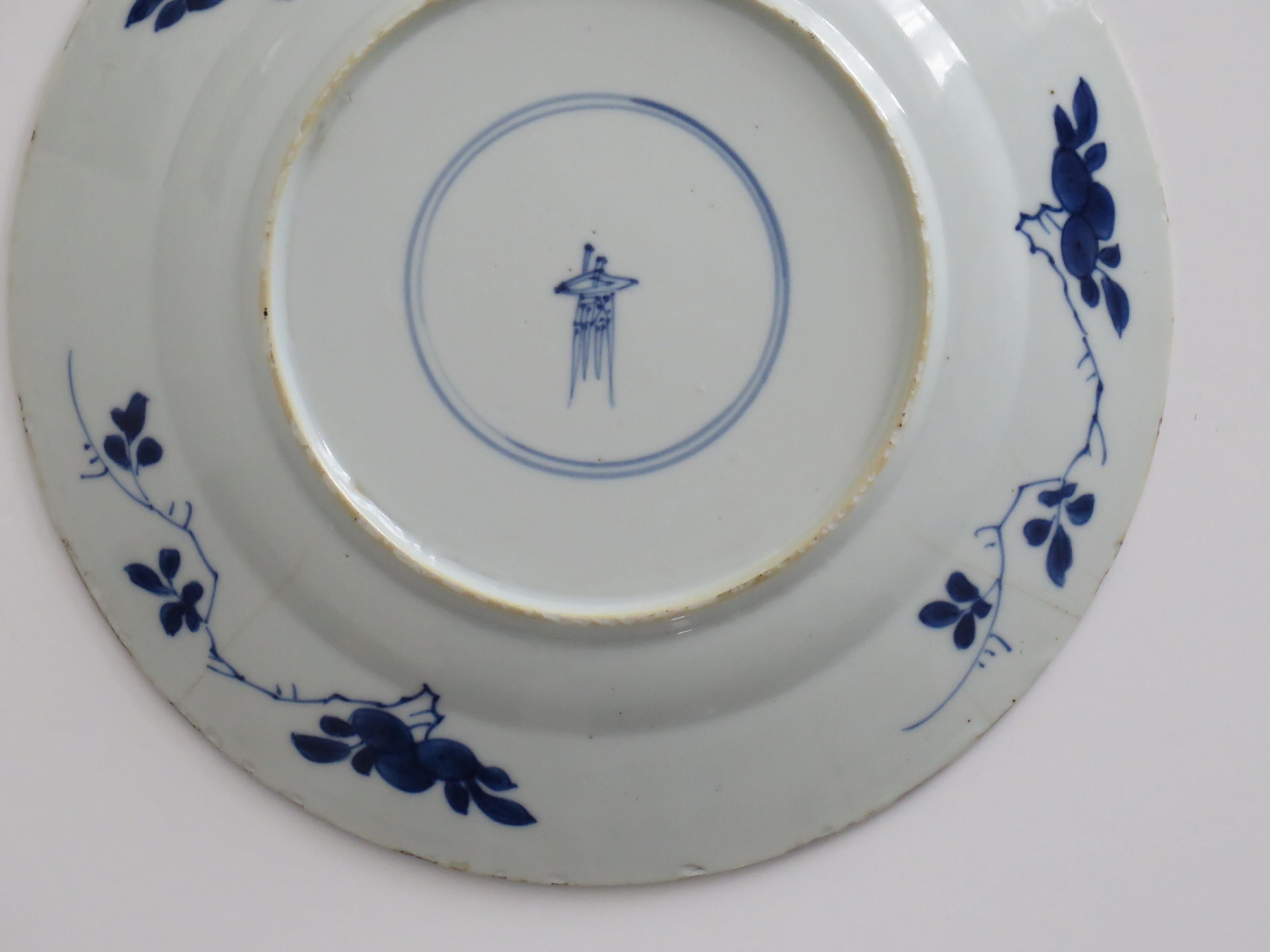 Chinesischer Blumenkorb aus blauem und weißem Porzellan mit Kangxi-Marke und Zeitgenössischem Muster, um 1700 im Angebot 11
