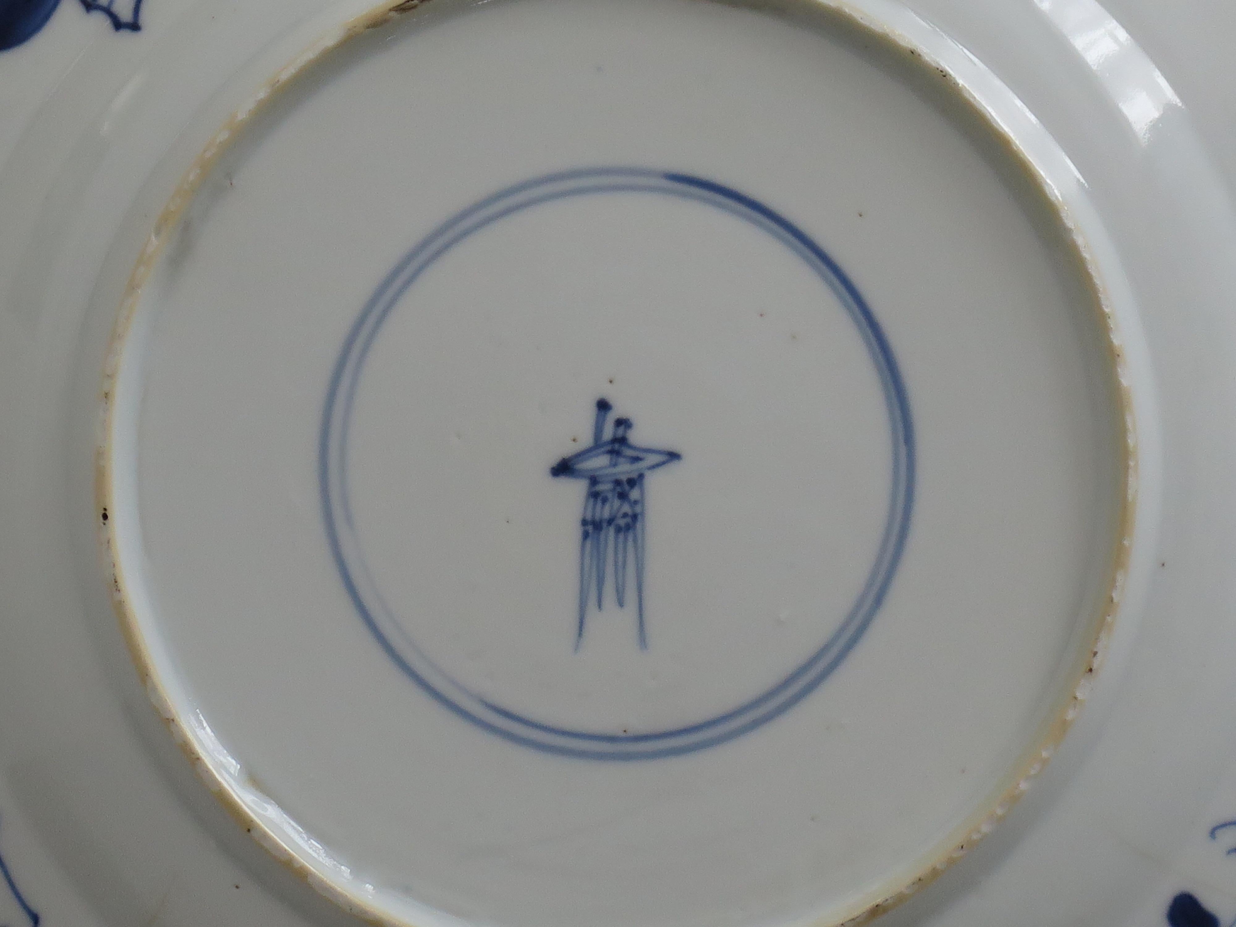 Chinesischer Blumenkorb aus blauem und weißem Porzellan mit Kangxi-Marke und Zeitgenössischem Muster, um 1700 im Angebot 13