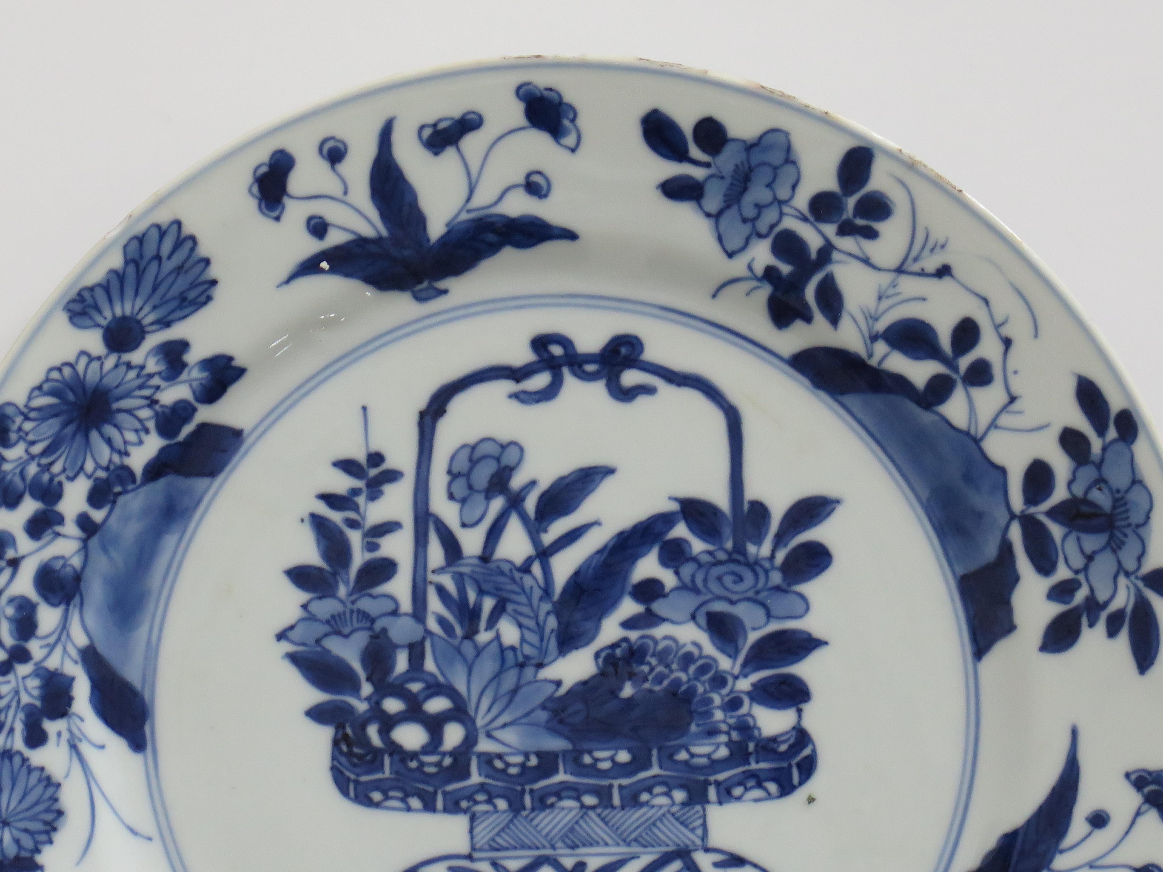 Dies ist ein wunderschön handbemalter chinesischer Porzellanteller in Blau und Weiß aus der Qing, Kangxi Periode, 1662-1722.

Der Teller ist fein getöpfert mit einem sorgfältig geschnittenen Bodenrand und einer schönen, reichhaltigen glasigen, sehr
