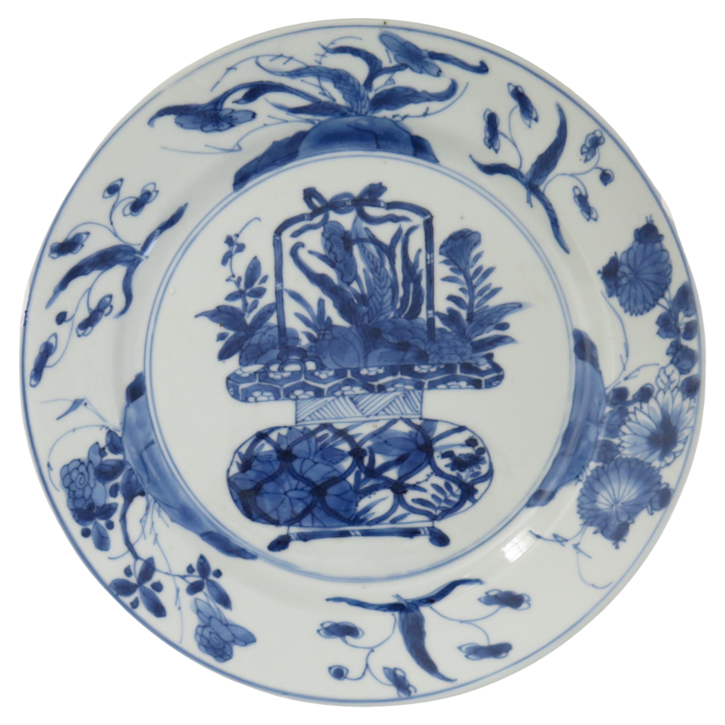 Dies ist ein wunderschön handbemalter chinesischer Porzellanteller in Blau und Weiß aus der Qing, Kangxi Periode, 1662-1722.

Der Teller ist fein getöpfert mit einem sorgfältig geschnittenen Bodenrand und einer schönen, reichhaltigen glasigen, sehr