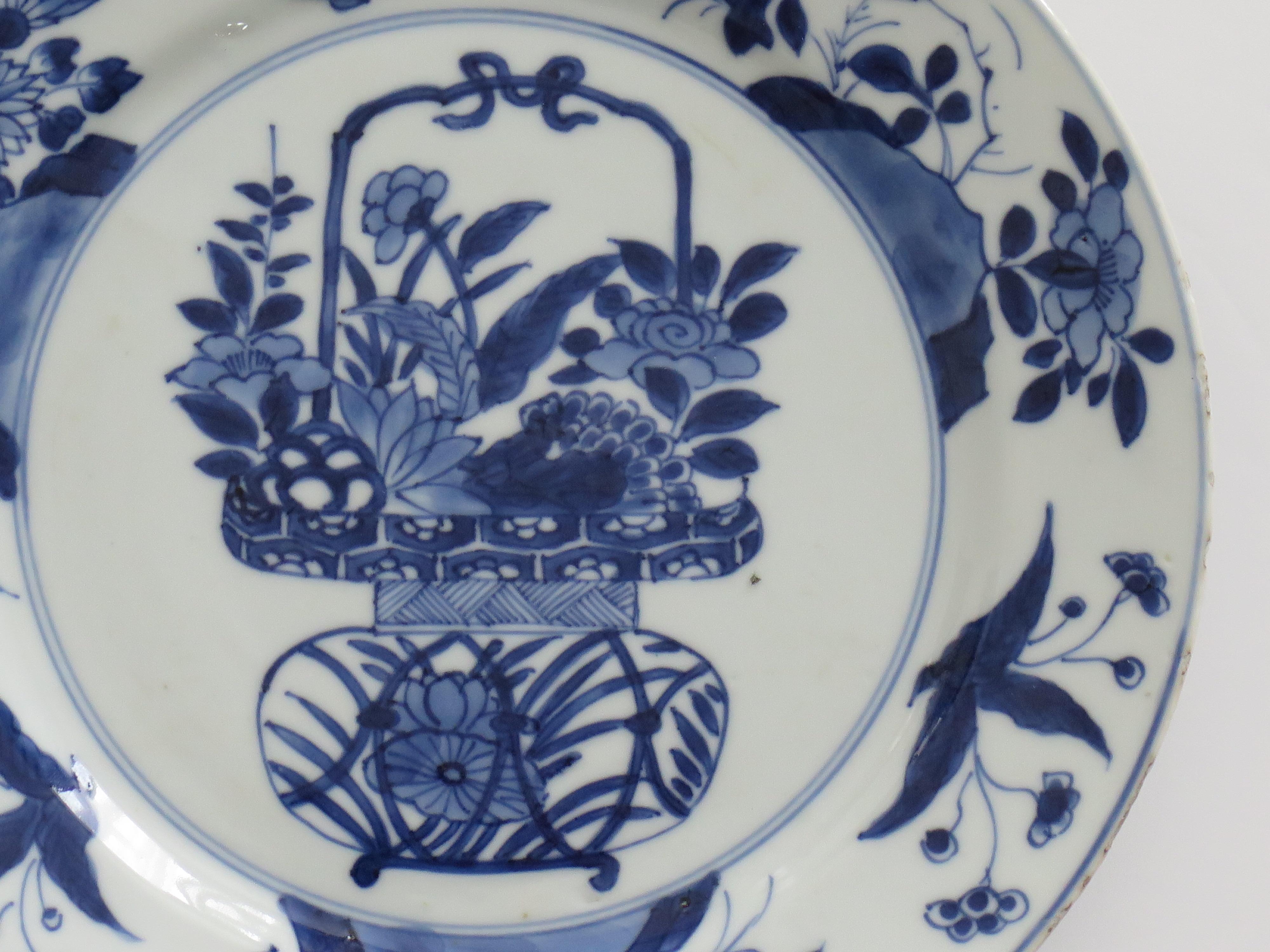 Chinesischer Blumenkorb aus blauem und weißem Porzellan mit Kangxi-Marke und Zeitgenössischem Muster, um 1700 (Qing-Dynastie) im Angebot
