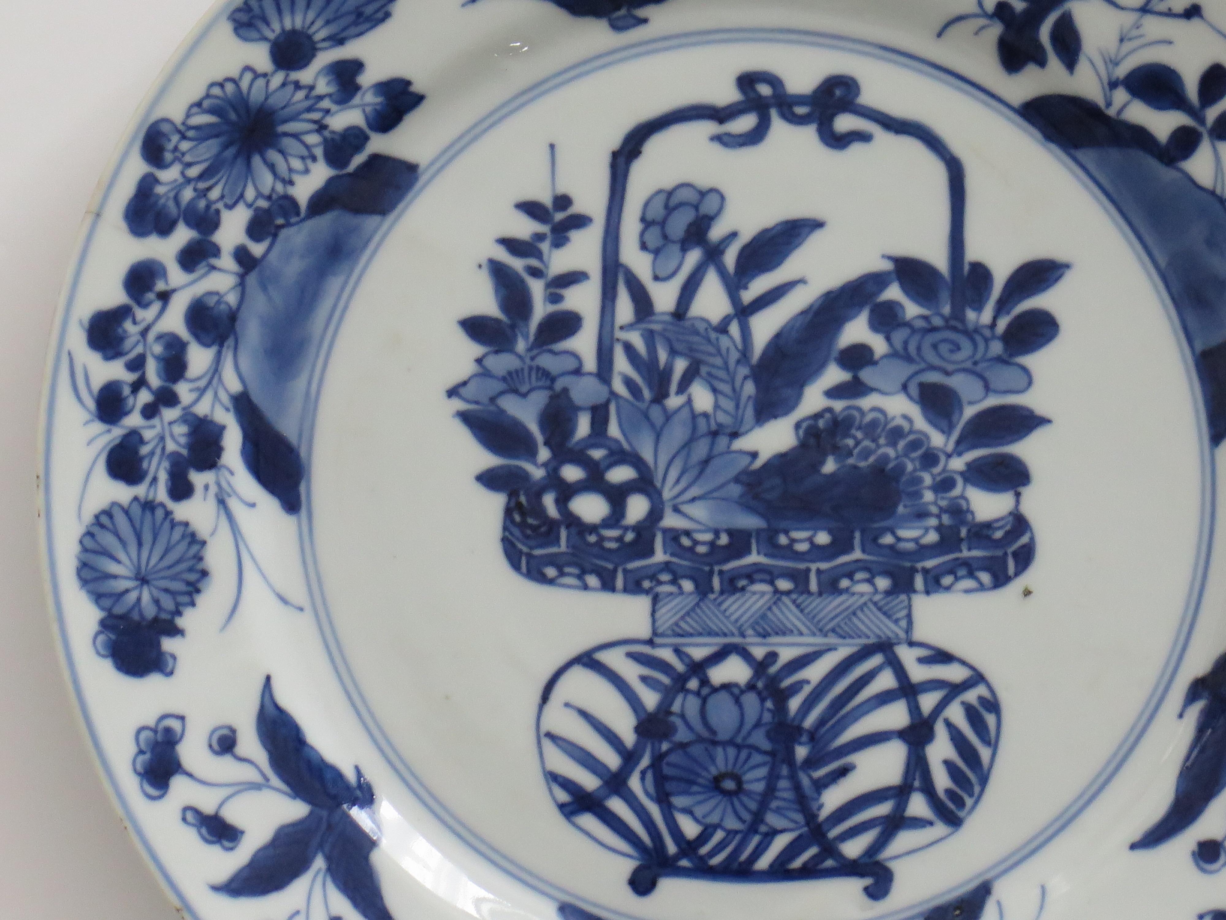 Kangxi Mark & period Chinese Plate Porcelain Blue & White flower basket, Ca 1700 In Good Condition For Sale In Lincoln, Lincolnshire