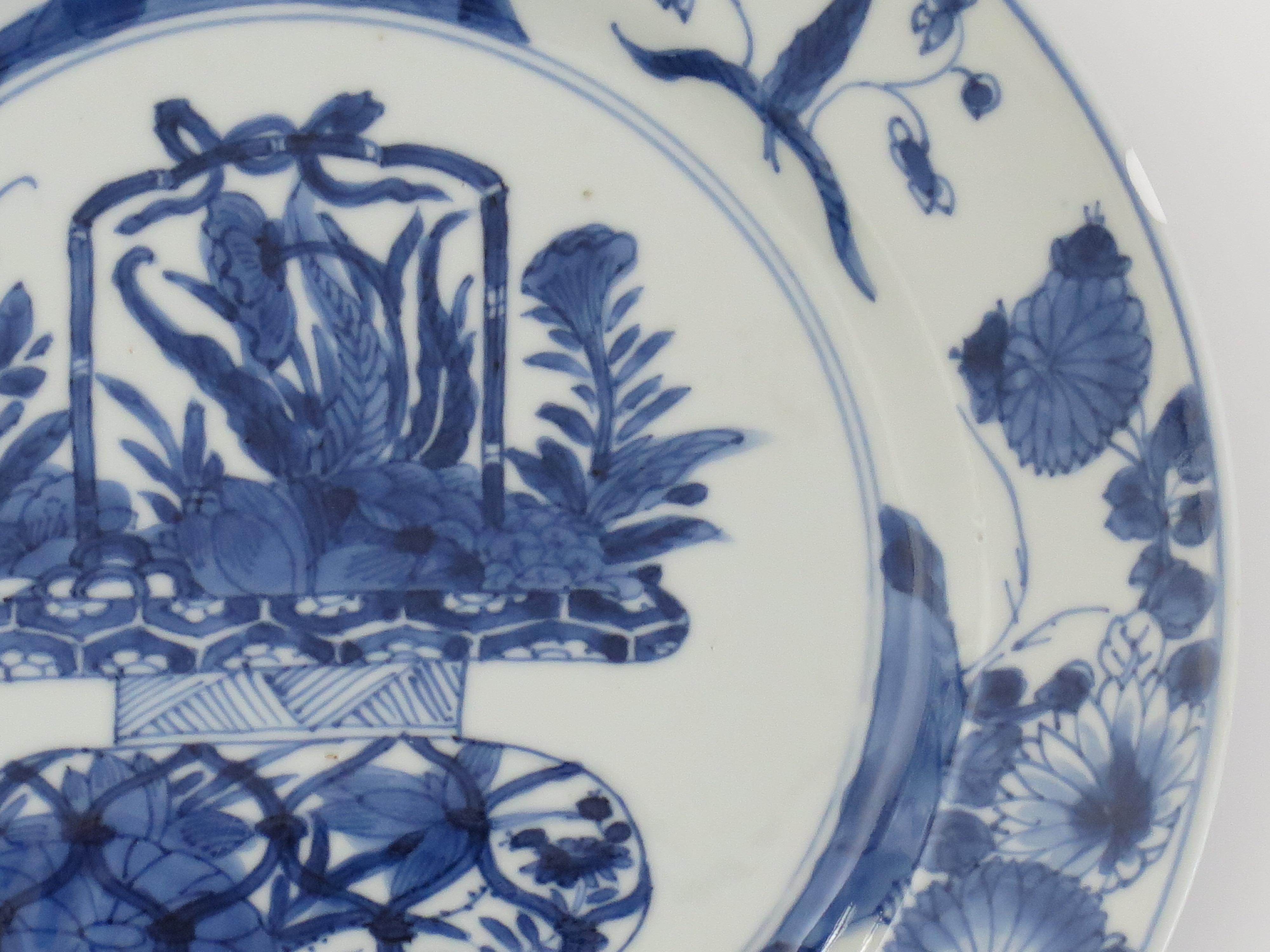 Chinesischer Blumenkorb aus blauem und weißem Porzellan mit Kangxi-Marke und Zeitgenössischem Muster, um 1700 im Zustand „Gut“ im Angebot in Lincoln, Lincolnshire