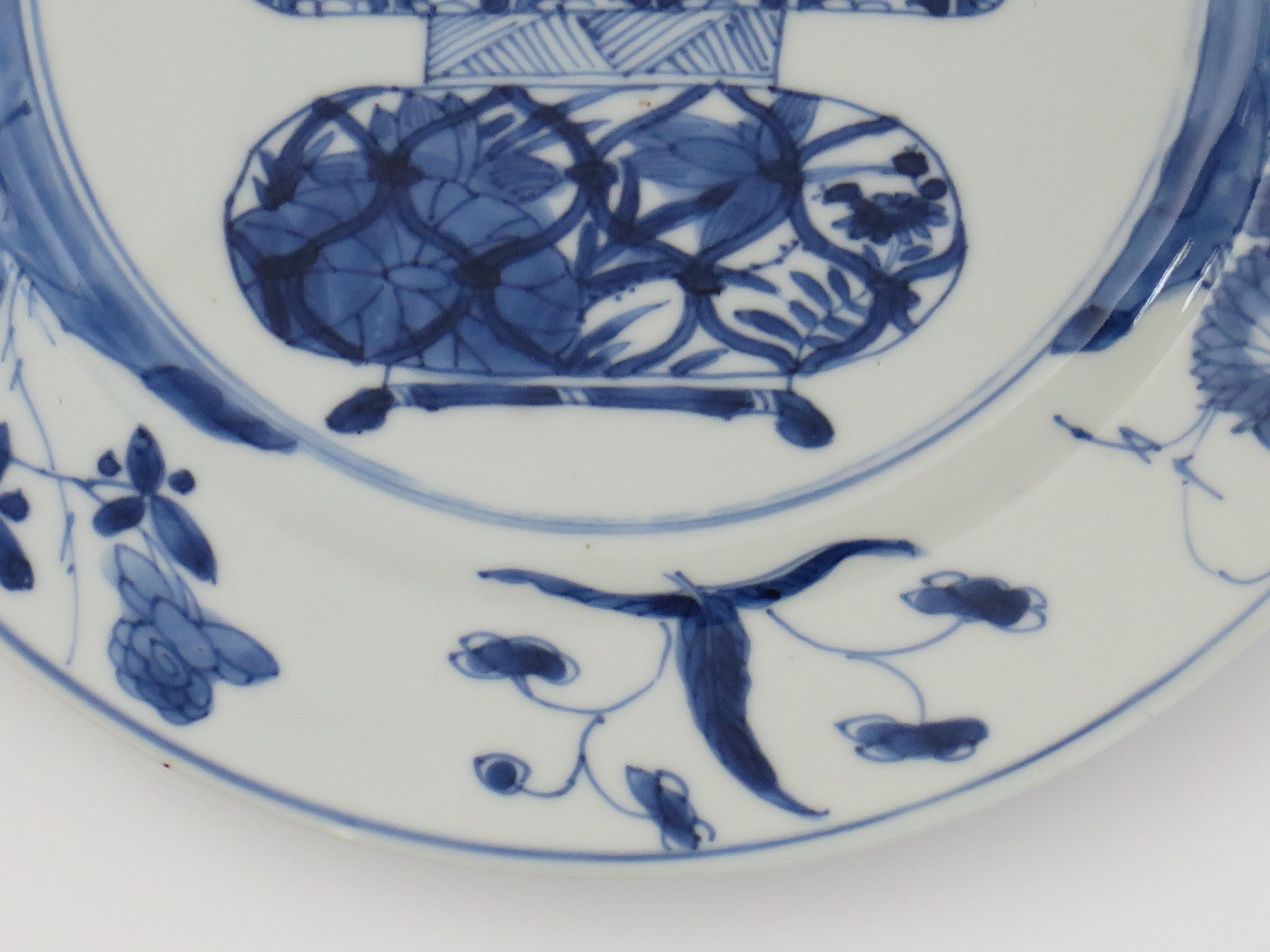 Chinesischer Blumenkorb aus blauem und weißem Porzellan mit Kangxi-Marke und Zeitgenössischem Muster, um 1700 (17. Jahrhundert) im Angebot