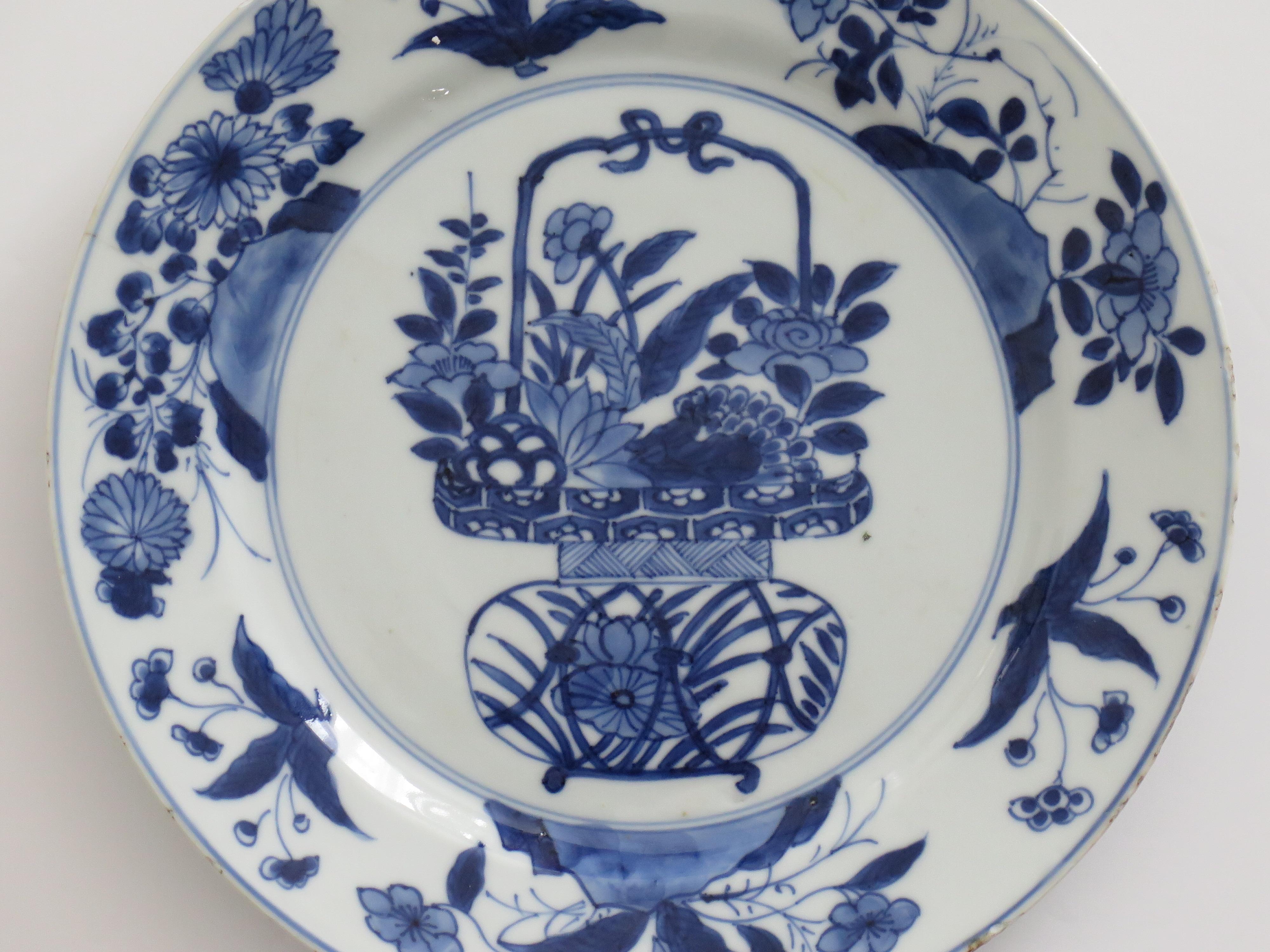 Kangxi Mark & period Chinese Plate Porcelain Blue & White flower basket, Ca 1700 For Sale 2