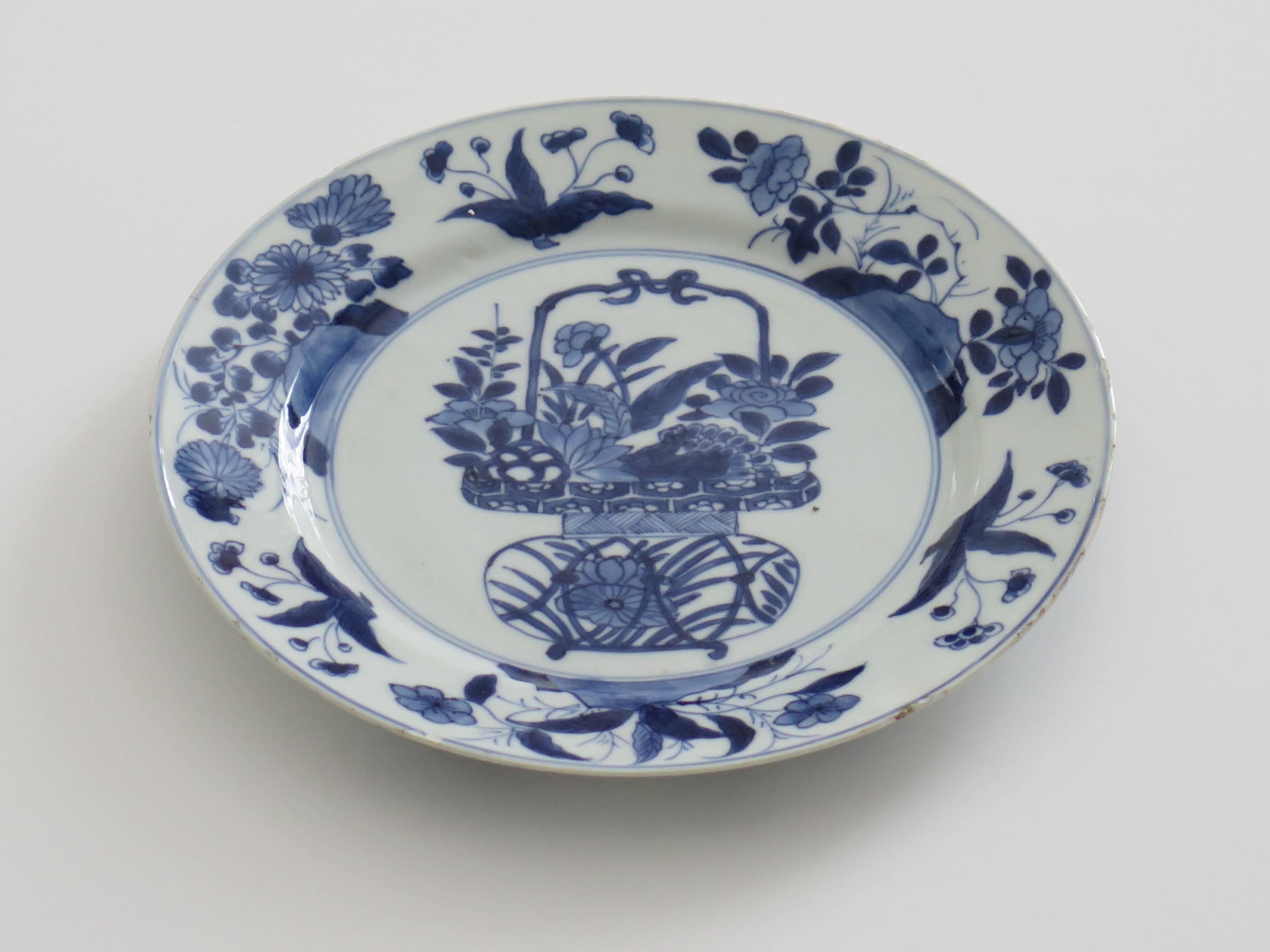 Kangxi Mark & period Chinese Plate Porcelain Blue & White flower basket, Ca 1700 For Sale 3