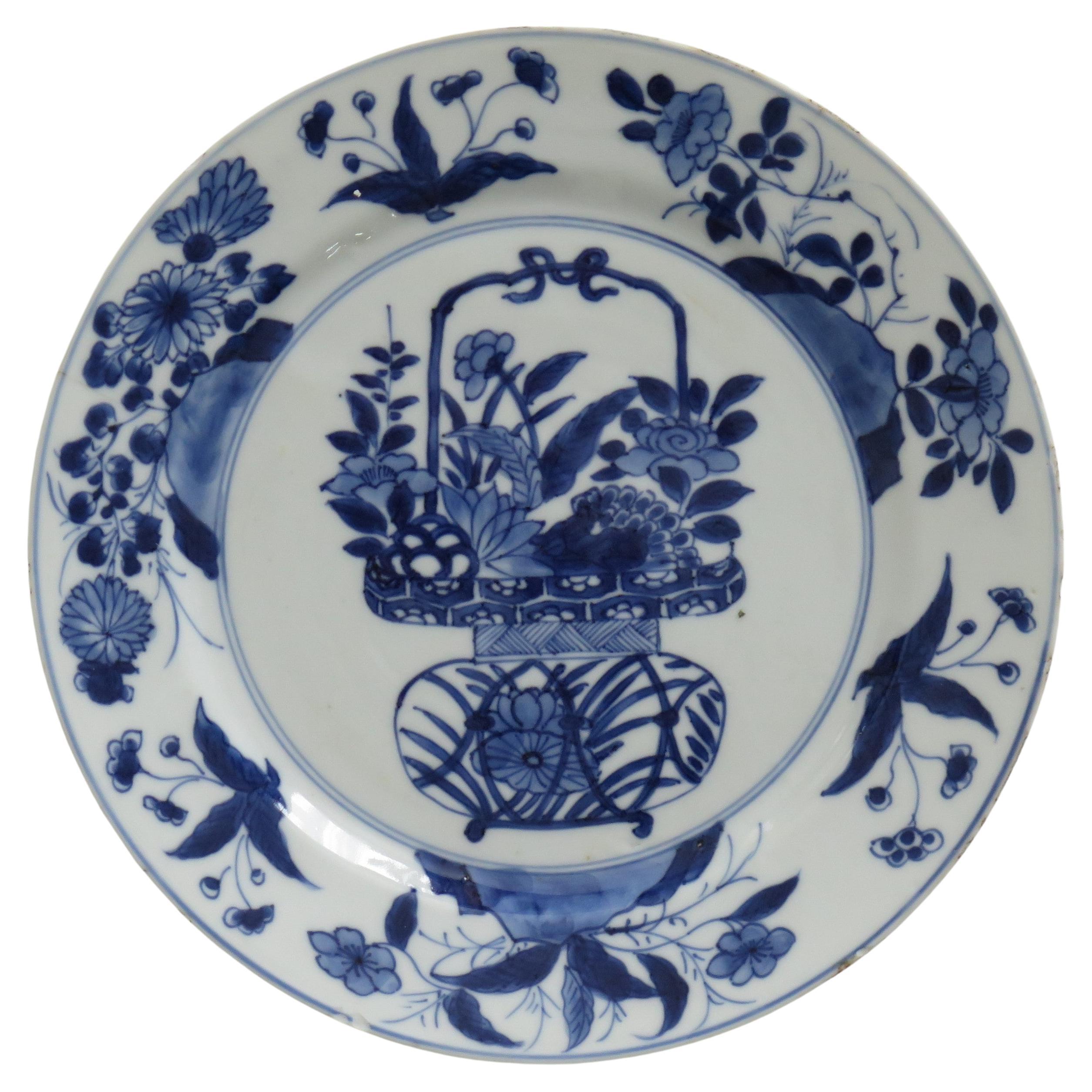 Corbeille à fleurs en porcelaine bleue et blanche avec marque Kangxi et assiette chinoise d'époque, vers 1700
