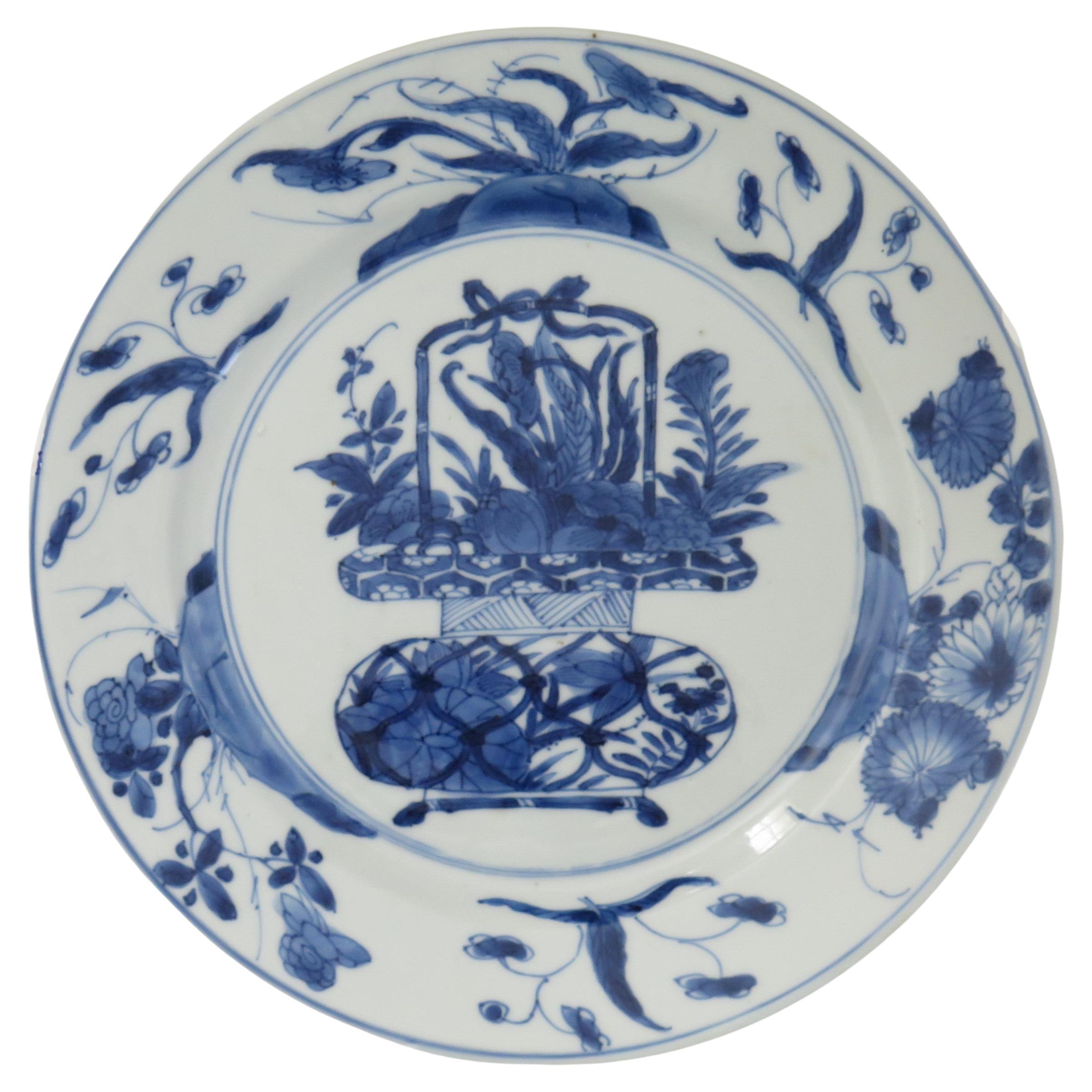 Chinesischer Blumenkorb aus blauem und weißem Porzellan mit Kangxi-Marke und Zeitgenössischem Muster, um 1700 im Angebot
