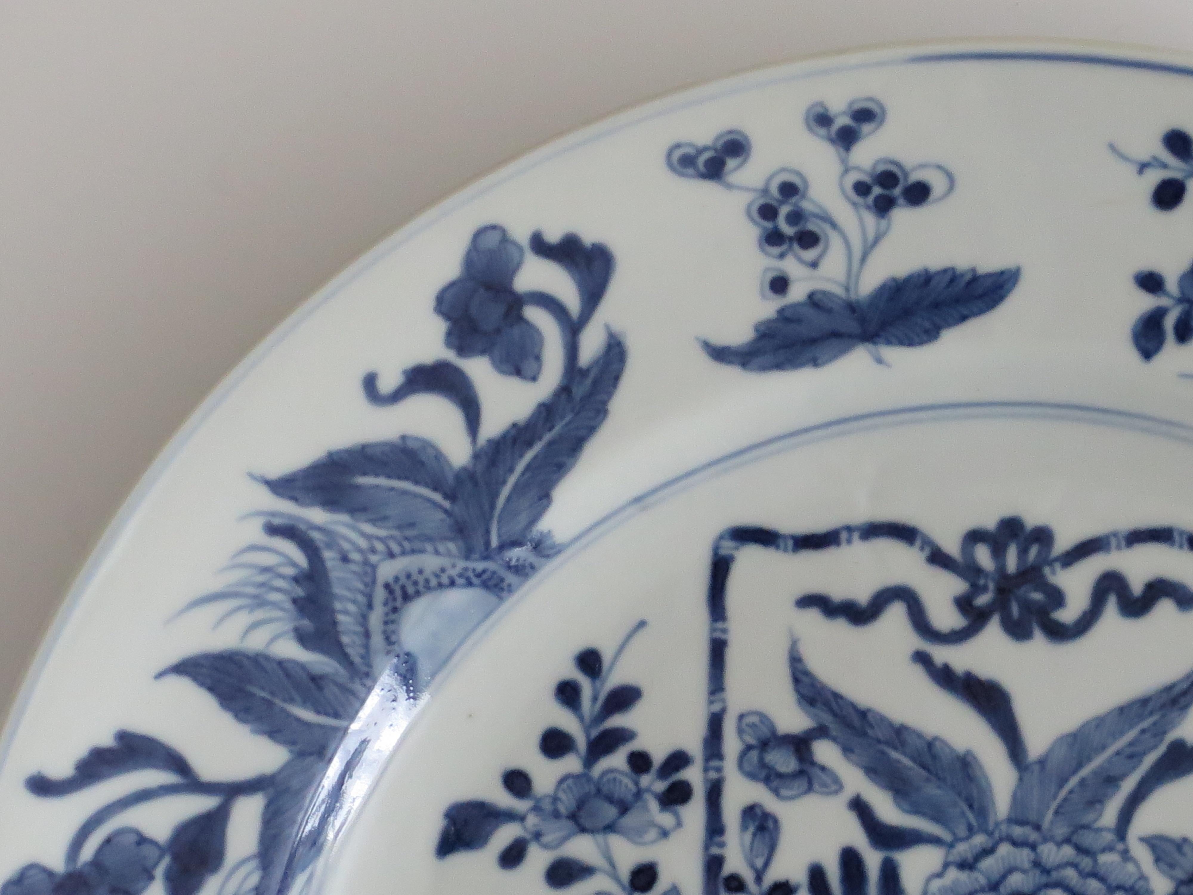 Kangxi Mark and period Chinese Large Plate Porcelain Blue & White, circa 1700 3