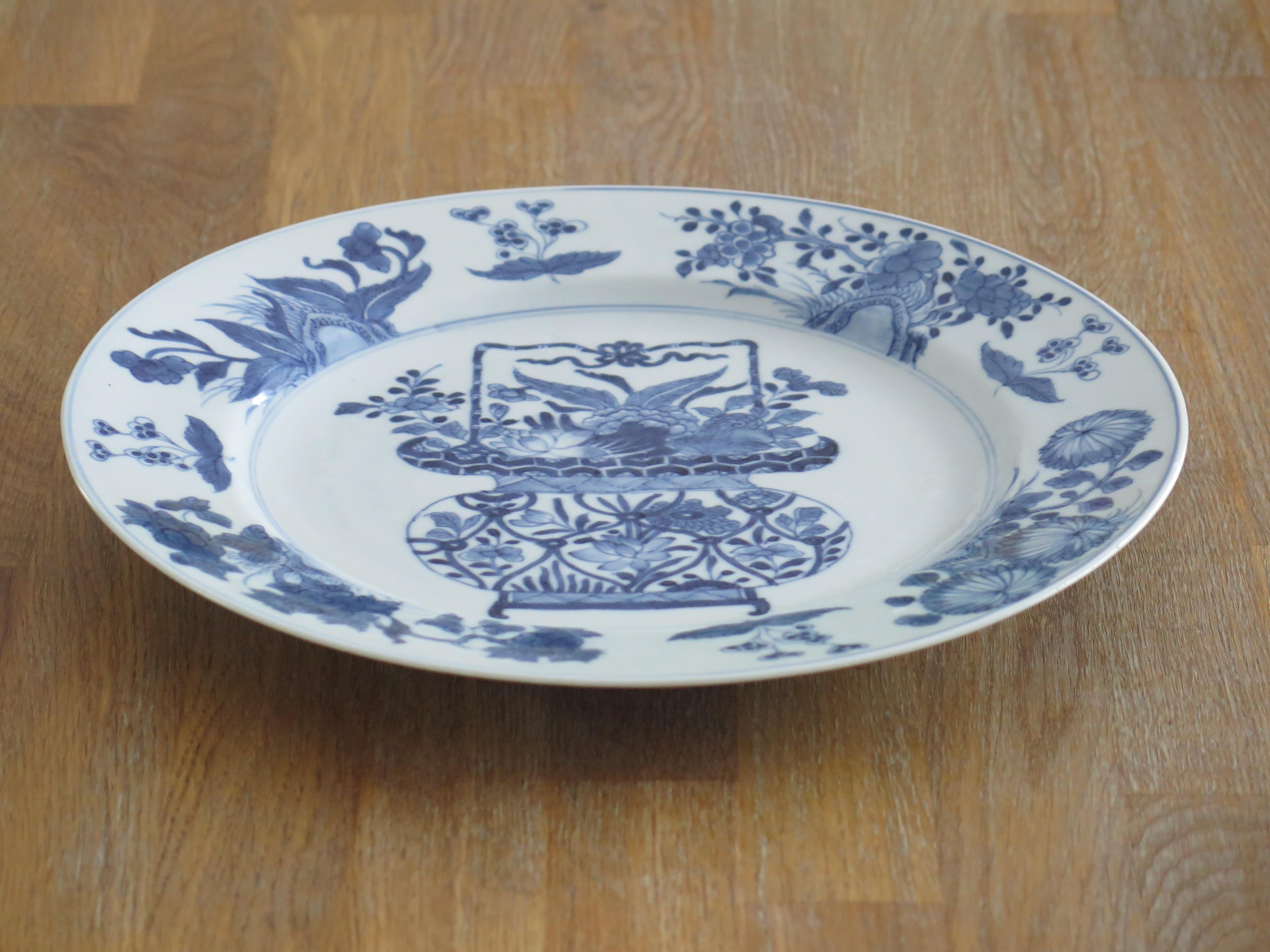 Kangxi Mark and period Chinese Large Plate Porcelain Blue & White, circa 1700 4