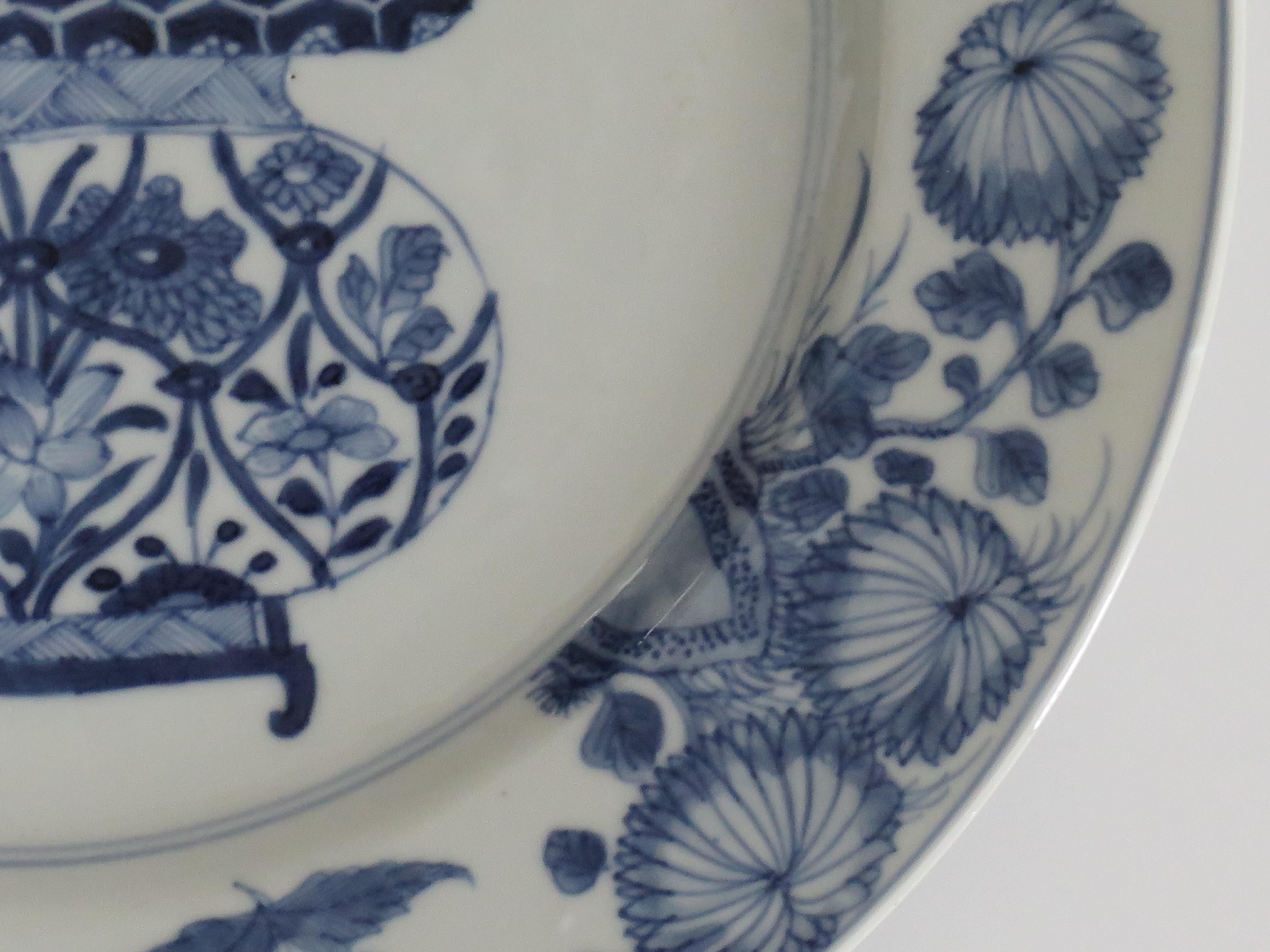 Kangxi Mark and period Chinese Large Plate Porcelain Blue & White, circa 1700 In Good Condition In Lincoln, Lincolnshire