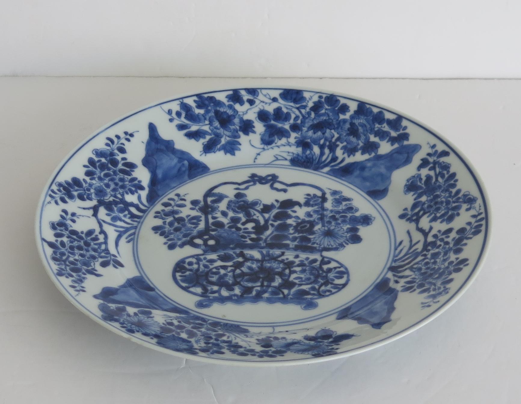 Kangxi Marked Chinese Large Plate Porcelain Blue & White Flower Bask, circa 1700 For Sale 2