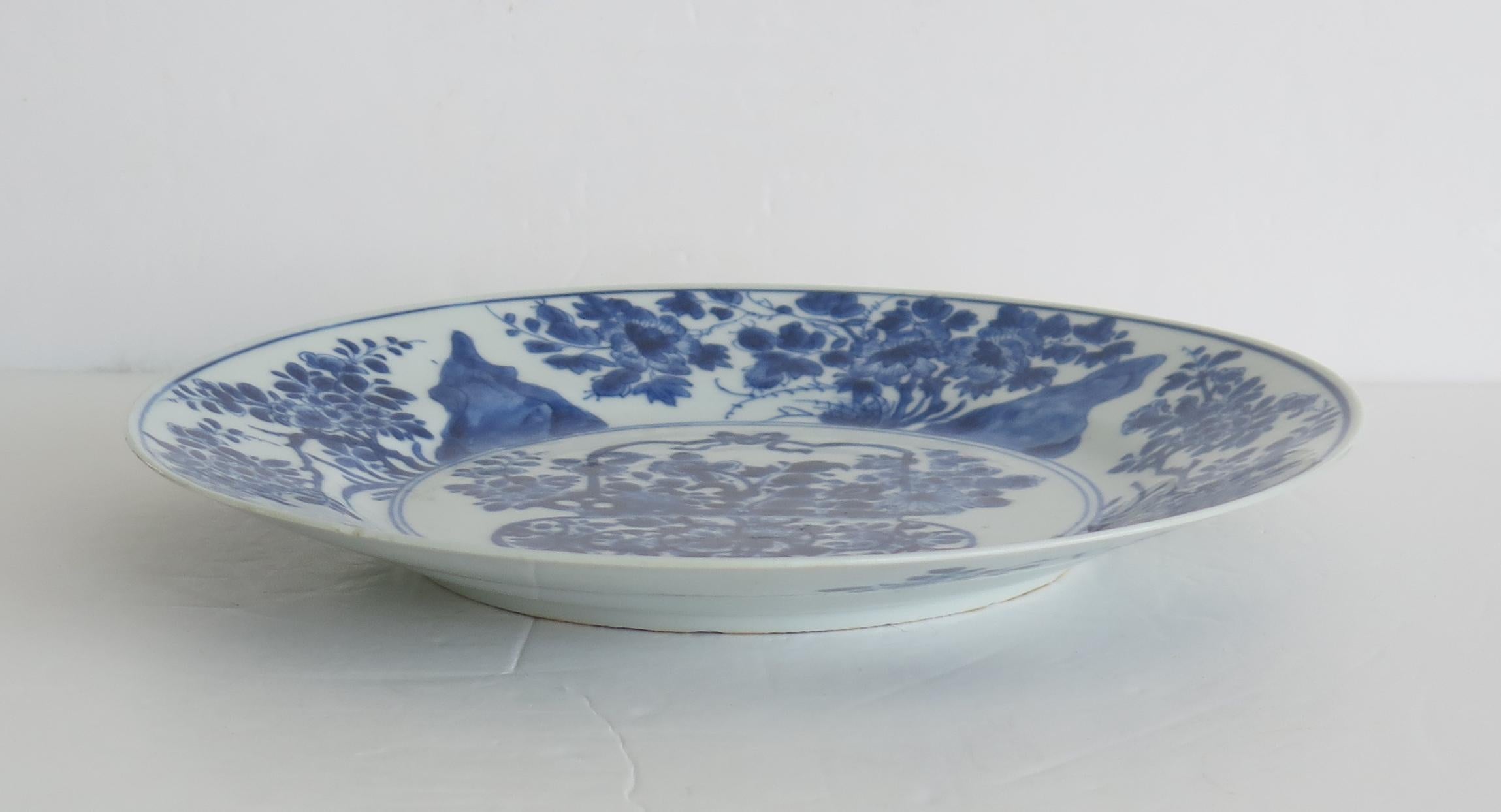 Kangxi Marked Chinese Large Plate Porcelain Blue & White Flower Bask, circa 1700 For Sale 3