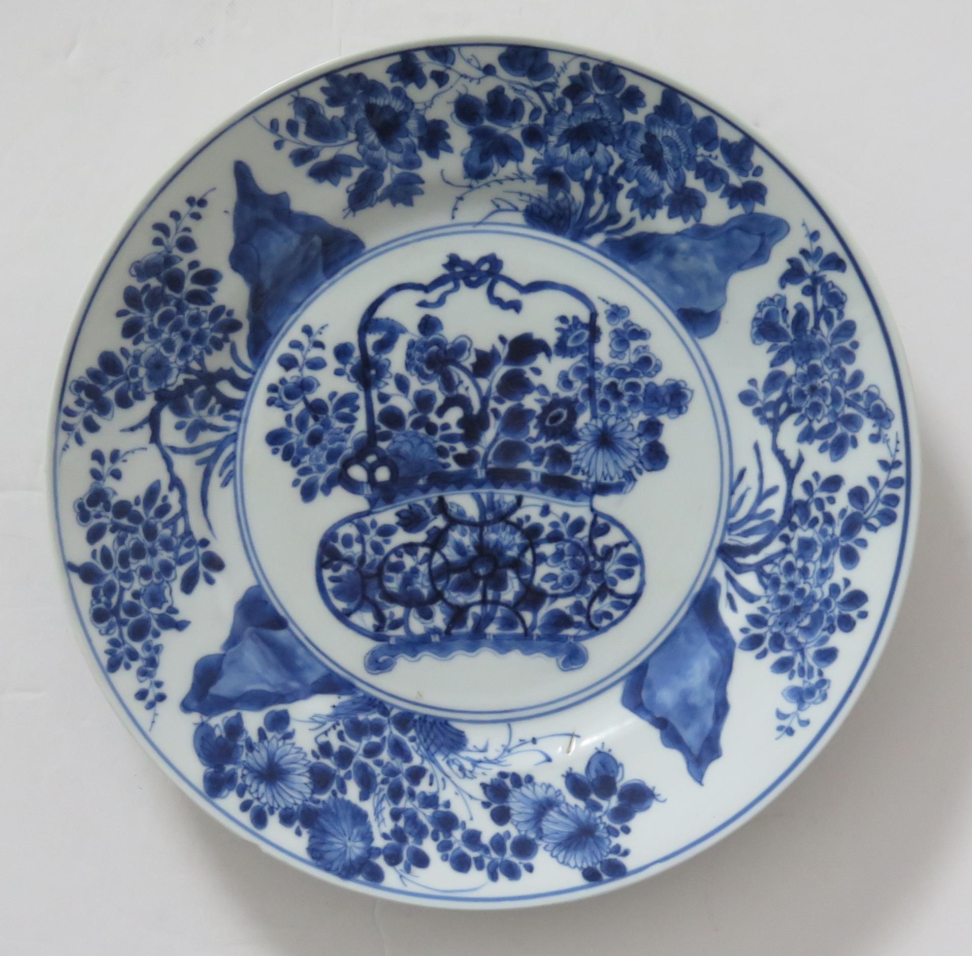 Dies ist ein wunderschön handbemalter großer Teller aus blau-weißem chinesischem Porzellan aus der Qing-, Kangxi-Zeit, 1662-1722.

Der Teller ist fein getöpfert mit einem sorgfältig geschnittenen Bodenrand und einer schönen, glasigen, sehr