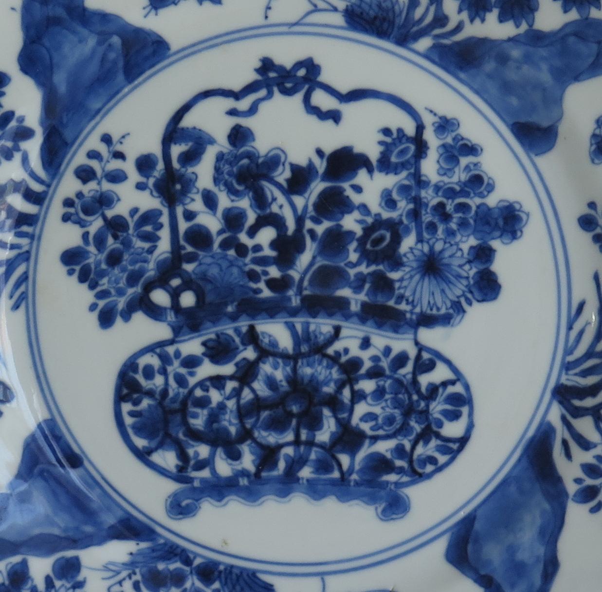 Kangxi markiert chinesischen großen Teller Porzellan blau & weiß Blume Bask, um 1700 (Qing-Dynastie) im Angebot