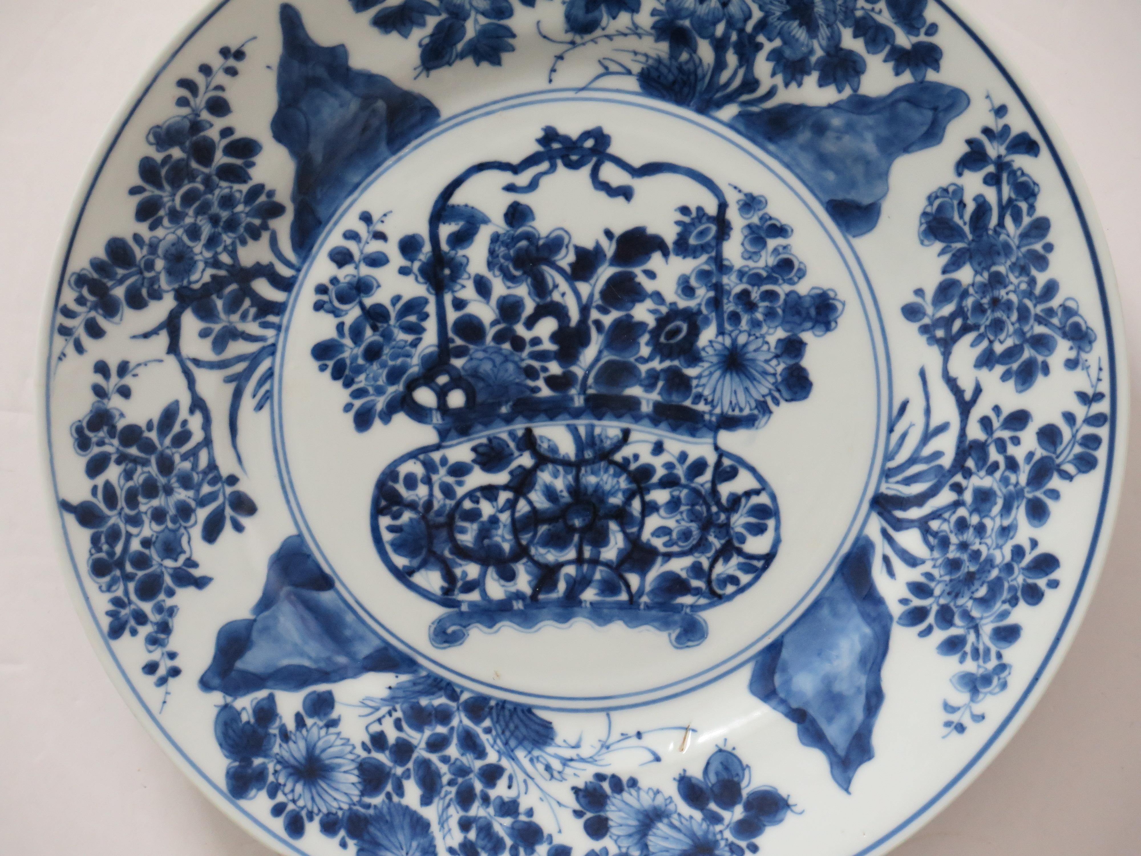 Kangxi markiert chinesischen großen Teller Porzellan blau & weiß Blume Bask, um 1700 (Chinesisch) im Angebot