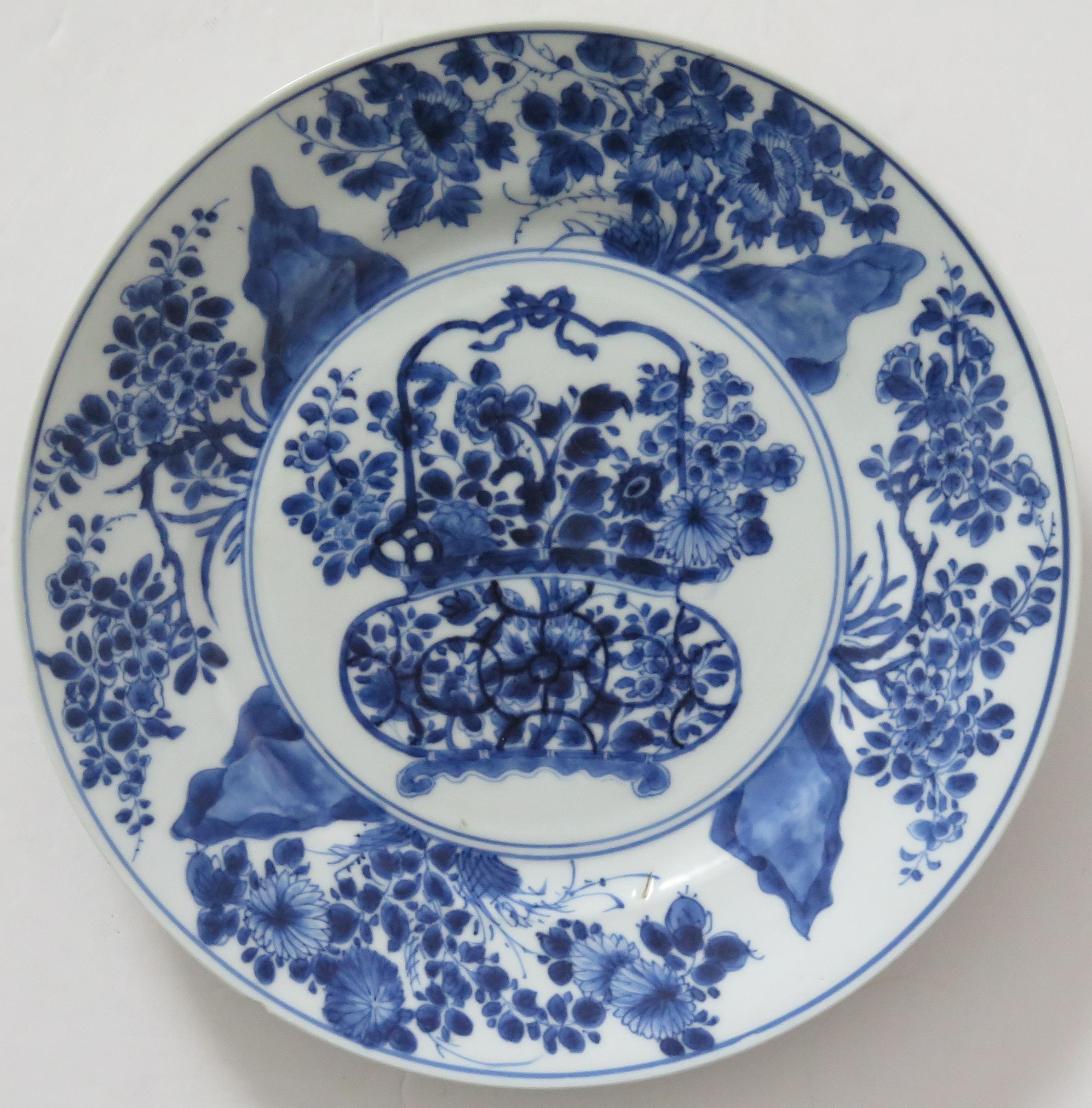 Kangxi markiert chinesischen großen Teller Porzellan blau & weiß Blume Bask, um 1700 (Handbemalt) im Angebot