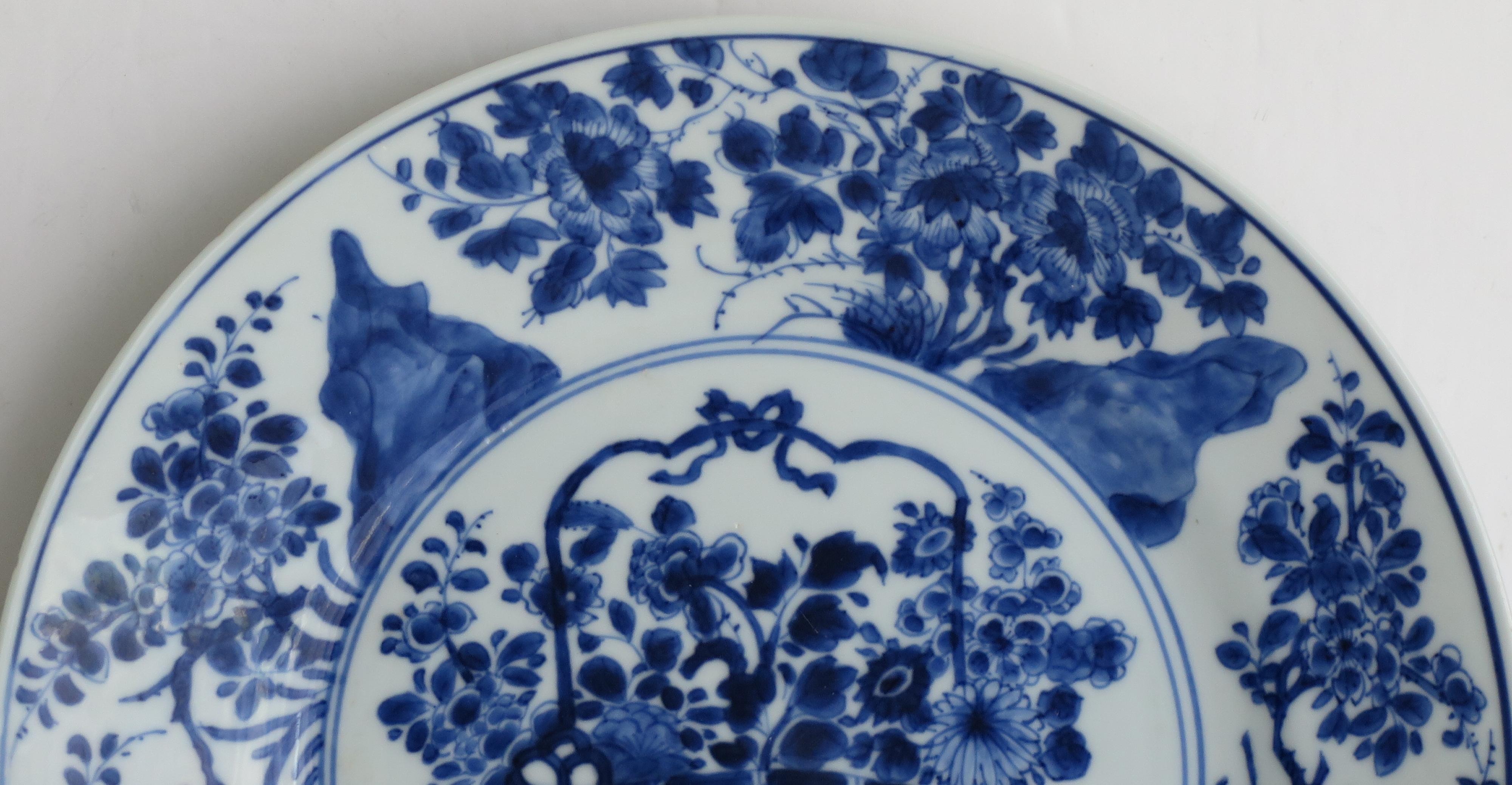 Kangxi markiert chinesischen großen Teller Porzellan blau & weiß Blume Bask, um 1700 im Angebot 1