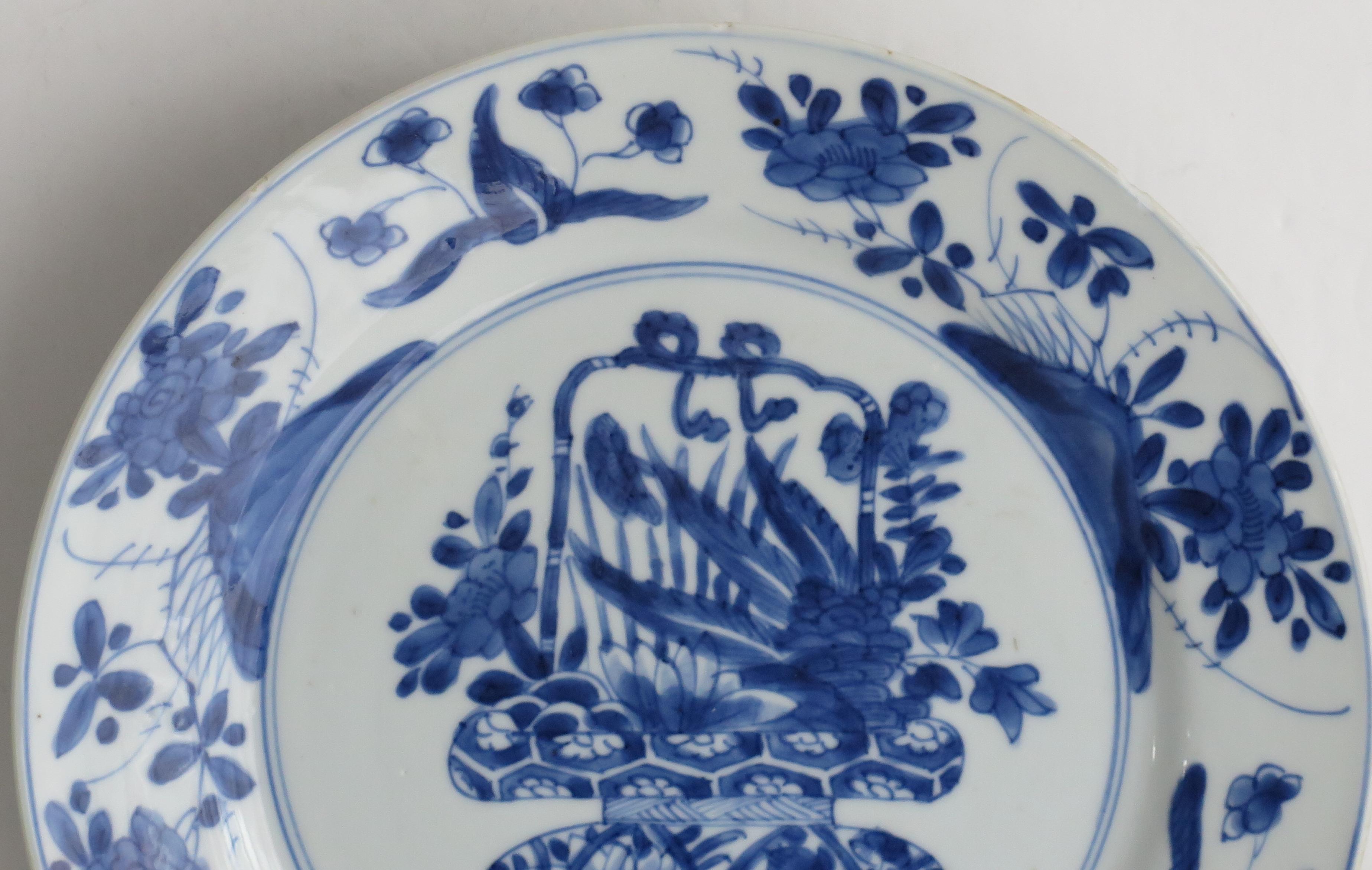 Kangxi marked Chinese Plate Porcelain Blue & White flower basket, Circa 1700 In Good Condition In Lincoln, Lincolnshire