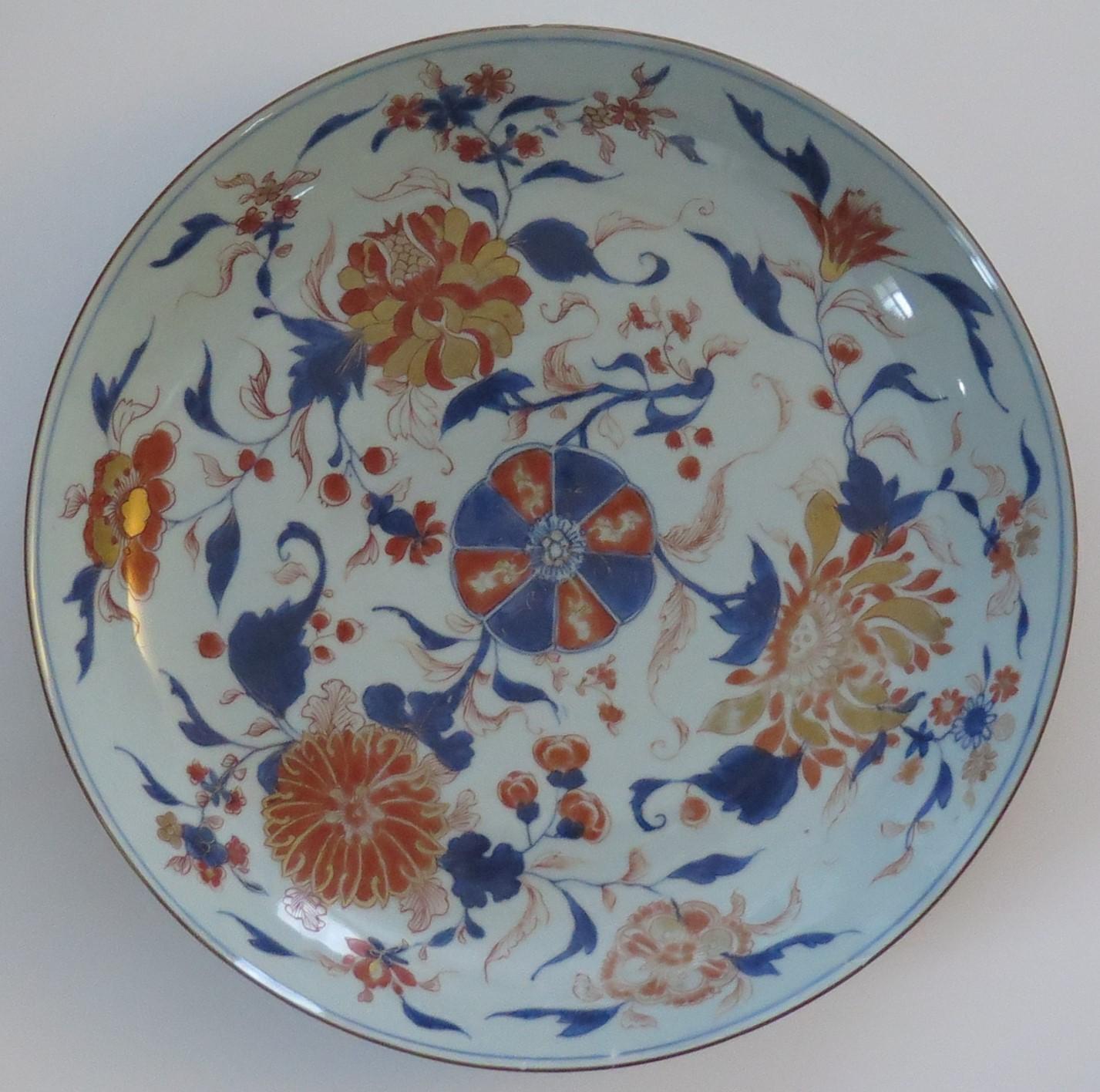 Si tratta di un bellissimo piatto di grandi dimensioni in porcellana cinese Imari Porcelain, dipinto a mano, risalente al periodo Qing, Kangxi, 1662-1722, e datato circa 1710.

I piatti o i caricatori del periodo Kangxi di grande diametro (14,7