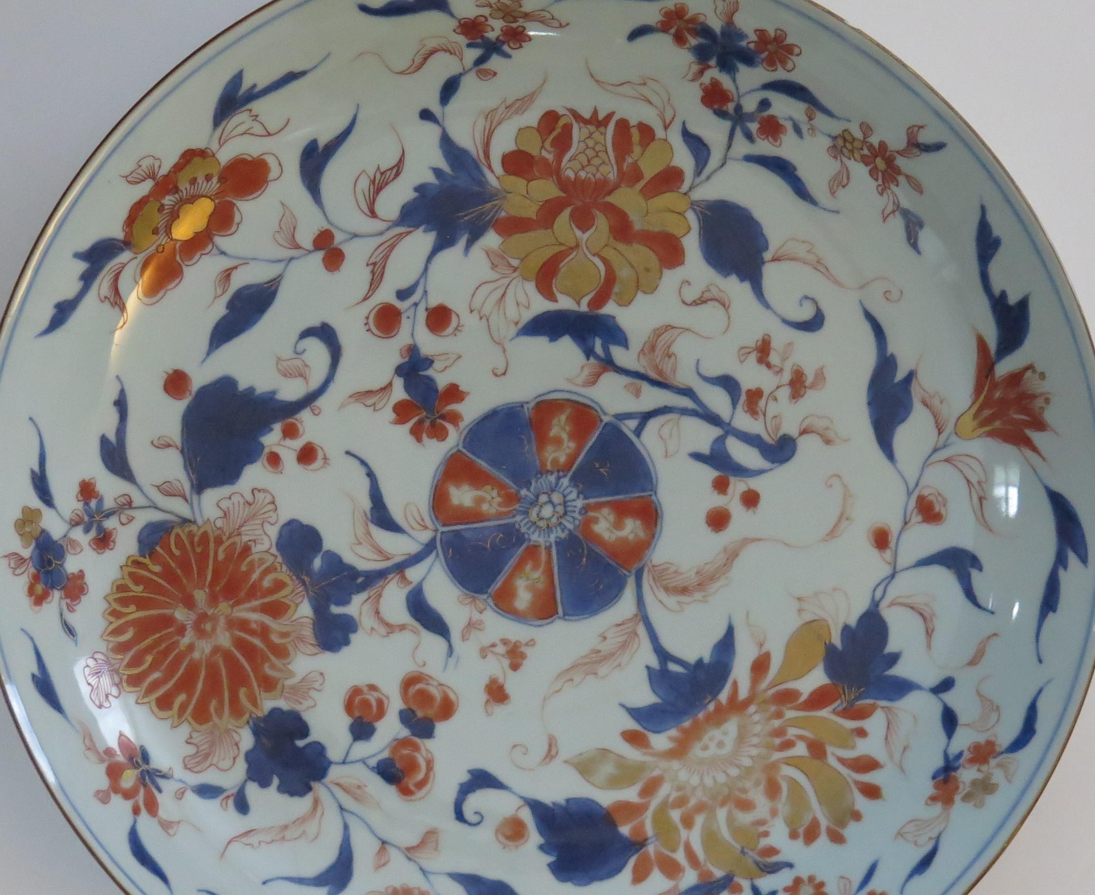 Qing Marchio e periodo cinese Kangxi  Piatto o piattino Imari molto grande in porcellana, 1710 ca. in vendita