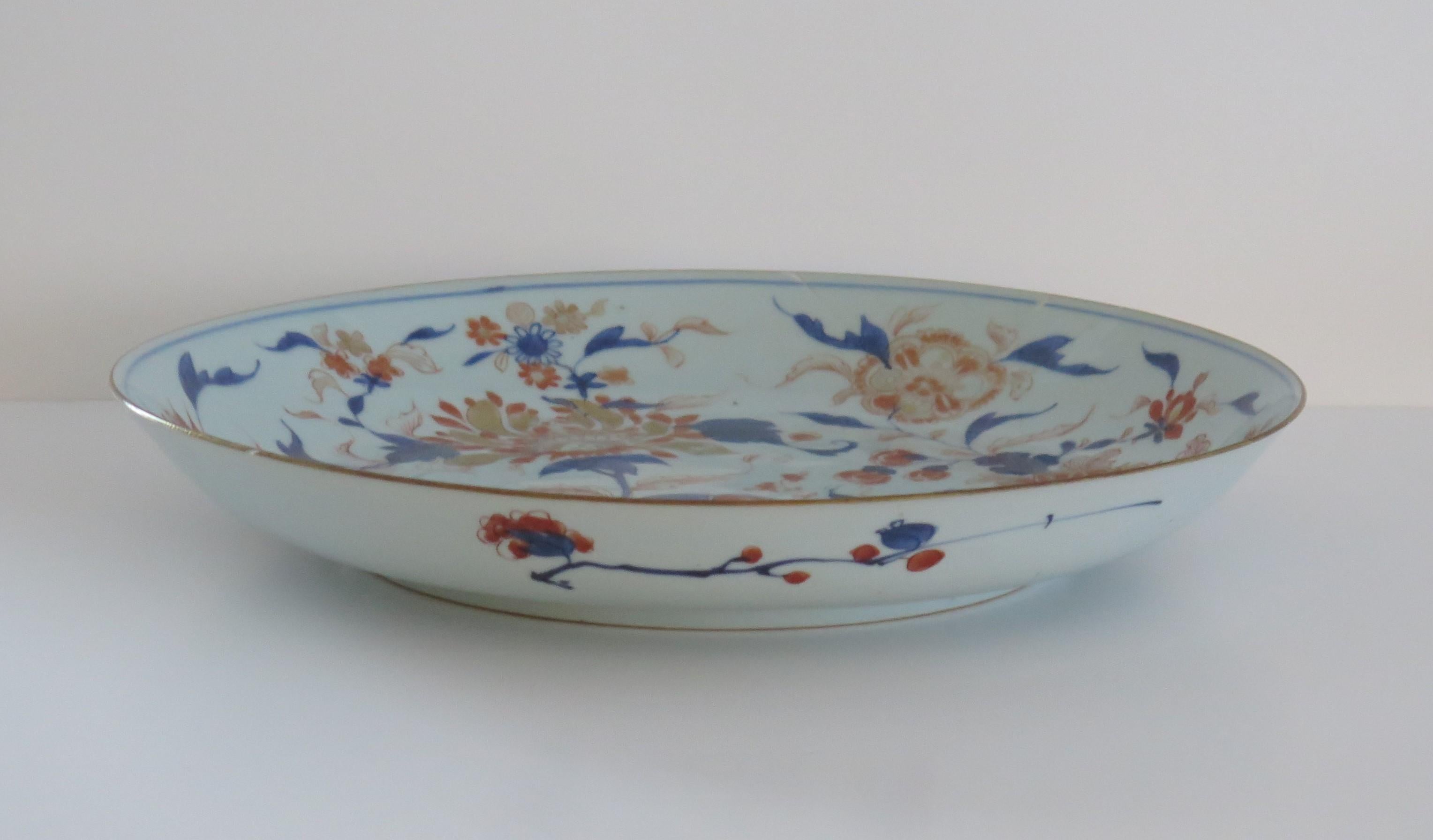 Marca china Kangxi y periodo  Plato o fuente Imari Porcelain muy grande, ca 1710 Pintado a mano en venta