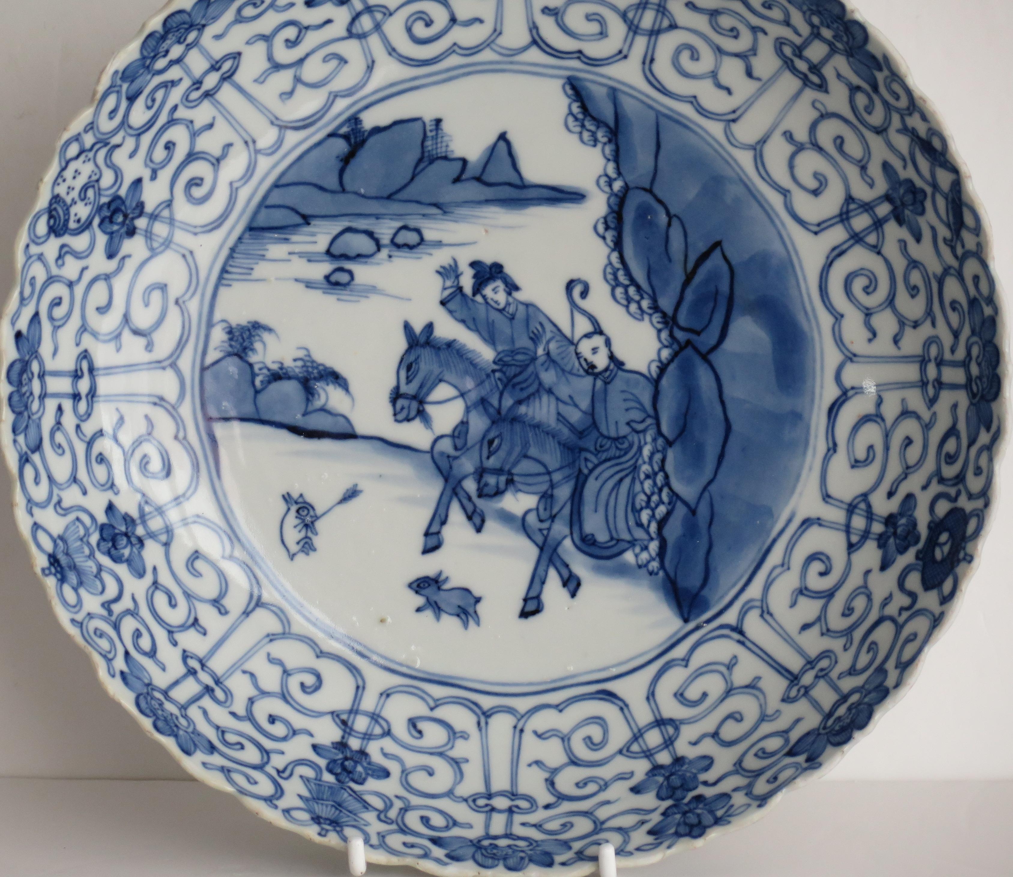 Dies ist ein sehr schön von Hand bemaltes chinesisches Porzellan blau und weiß Schüssel oder Teller aus der Qing, Kangxi-Periode ( 1662-1722), aus CIRCA 1680 oder etwas früher

Es handelt sich um eine gut getöpferte Schale mit 16 Lappen oder