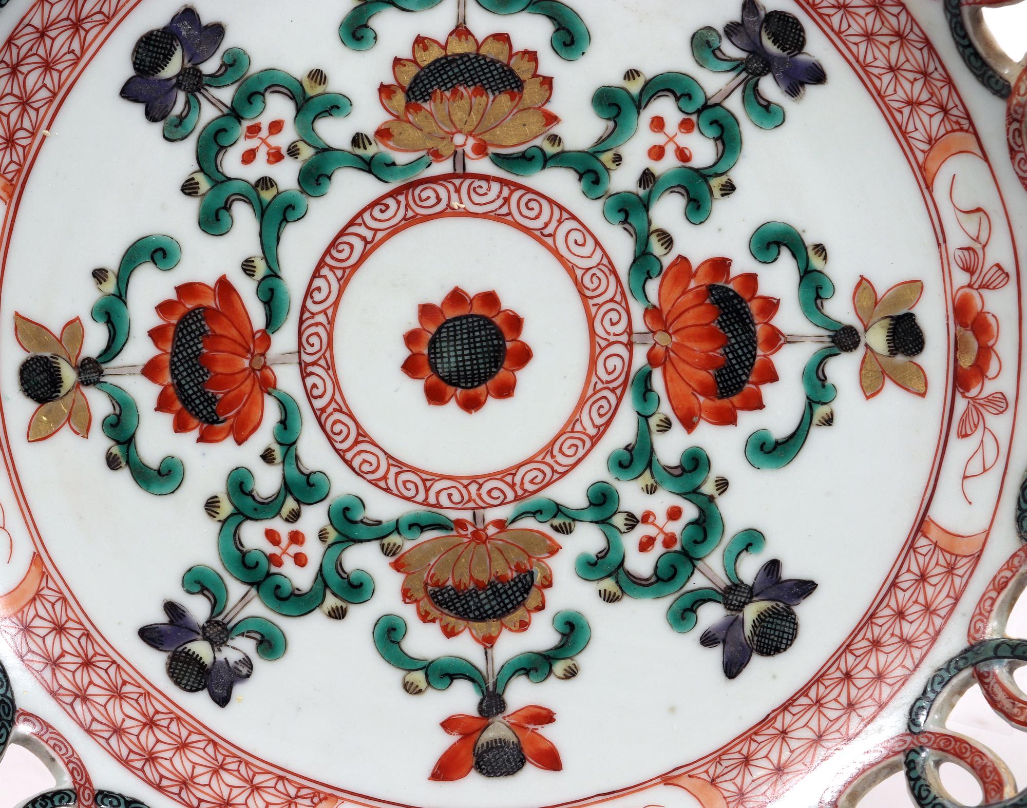 Paire de plats ajourés en porcelaine Famille Verte d'exportation chinoise de la période Kangxi État moyen - En vente à Downingtown, PA