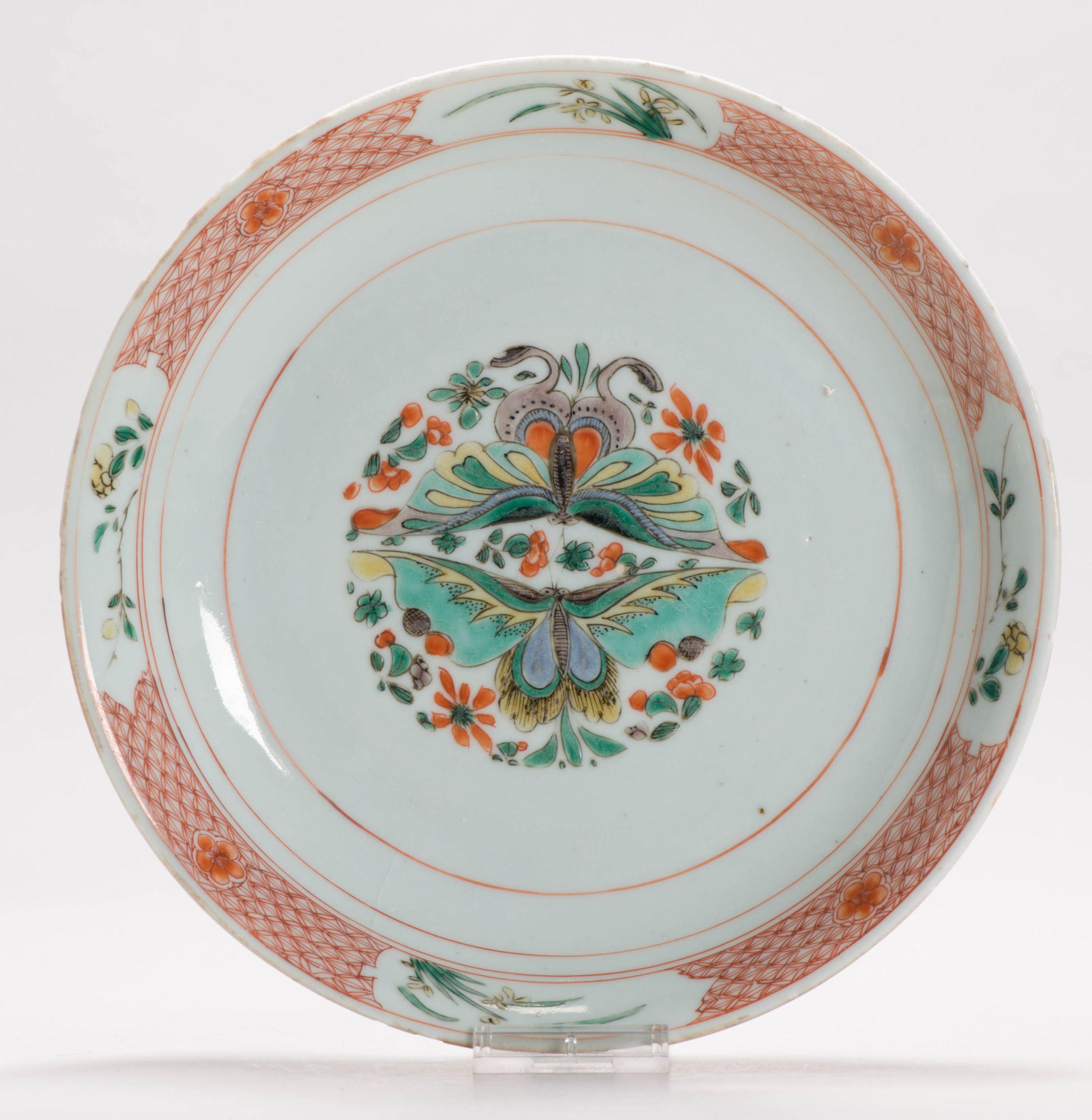 Plato de Porcelana China del Periodo Kangxi Mariposas Famille Verte, Siglo XVIII