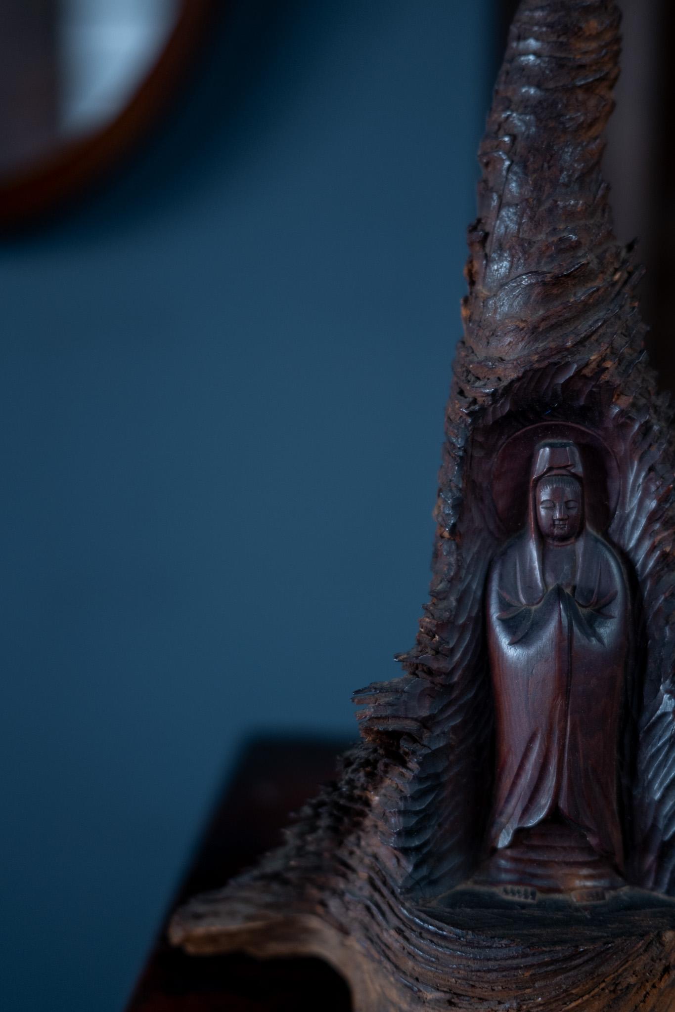 Kannon Statue in Organic Bark Form, Japan, 20th Century / Japanese, Sculpture In Good Condition For Sale In Edogawa-ku Tokyo, JP