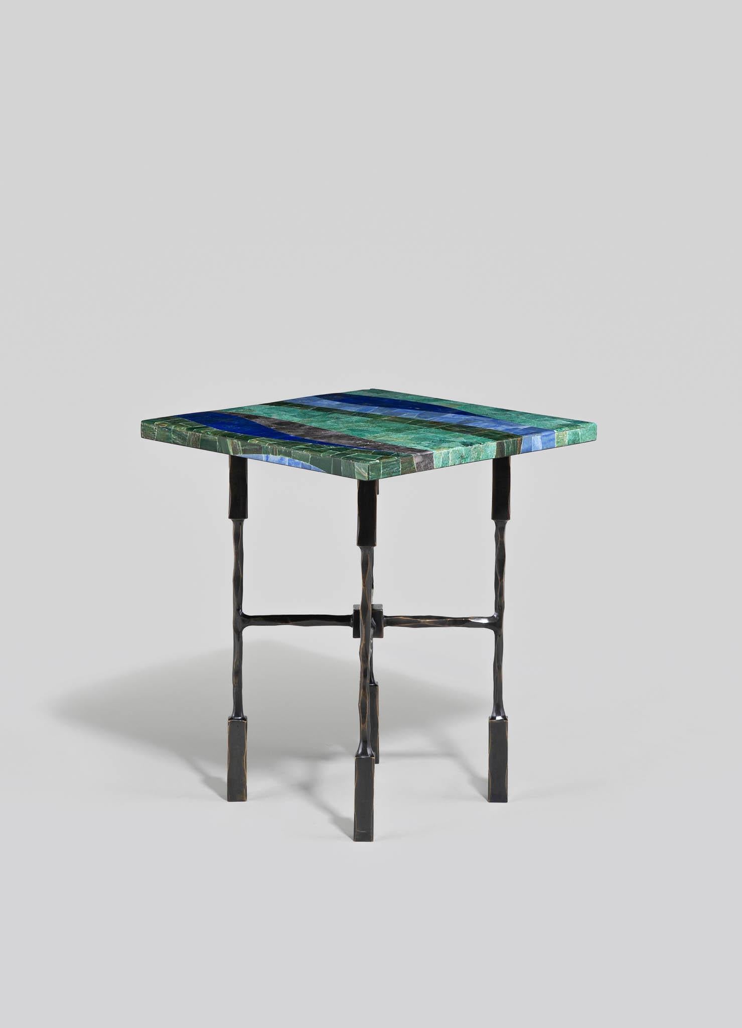 Petite table d'appoint Kannur en laiton avec pierres semi-précieuses, Viya by Vikram Goyal

Réalisée en laiton moulé et ornée de pierres semi-précieuses, cette collection rend hommage aux diverses teintes des paysages indiens. Du bleu azur des