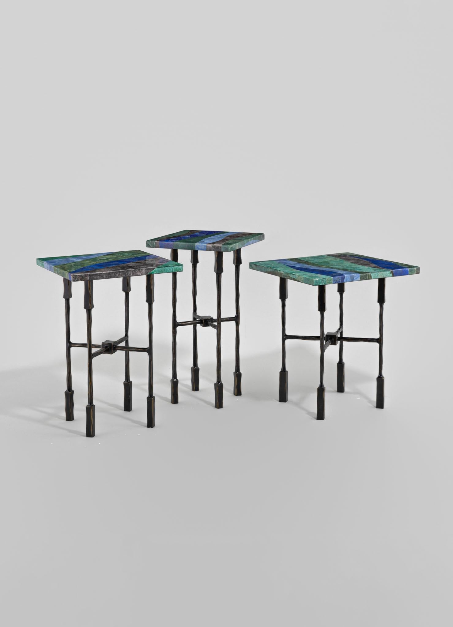 Petite table d'appoint Kannur en laiton avec pierres semi-précieuses, Viya by Vikram Goyal Neuf - En vente à Noida, DL