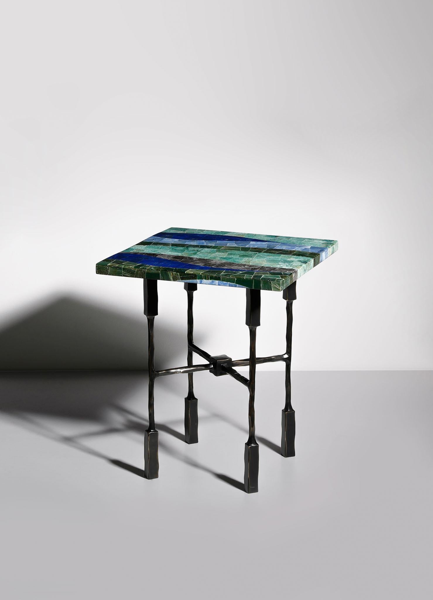 XXIe siècle et contemporain Petite table d'appoint Kannur en laiton avec pierres semi-précieuses, Viya by Vikram Goyal en vente