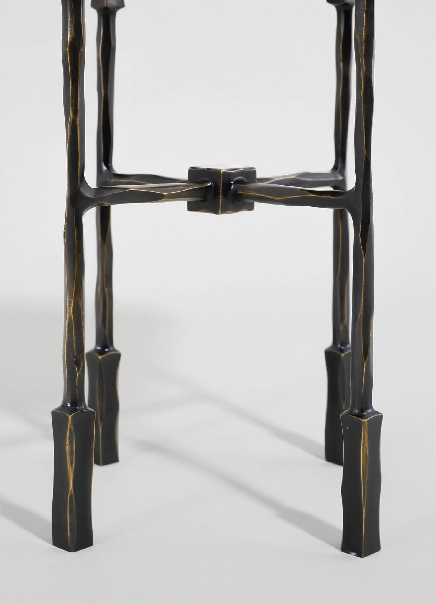 Laiton Petite table d'appoint Kannur en laiton avec pierres semi-précieuses, Viya by Vikram Goyal en vente