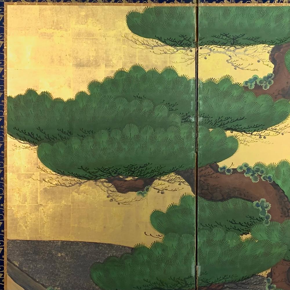 Kiefernholzschirm der Kano-Schule aus dem 18.

Tauchen Sie ein in den historischen Glanz dieser majestätischen, blattvergoldeten Leinwand aus der berühmten Kano-Schule. Die große grüne Kiefer, ein immer wiederkehrendes Motiv in der japanischen