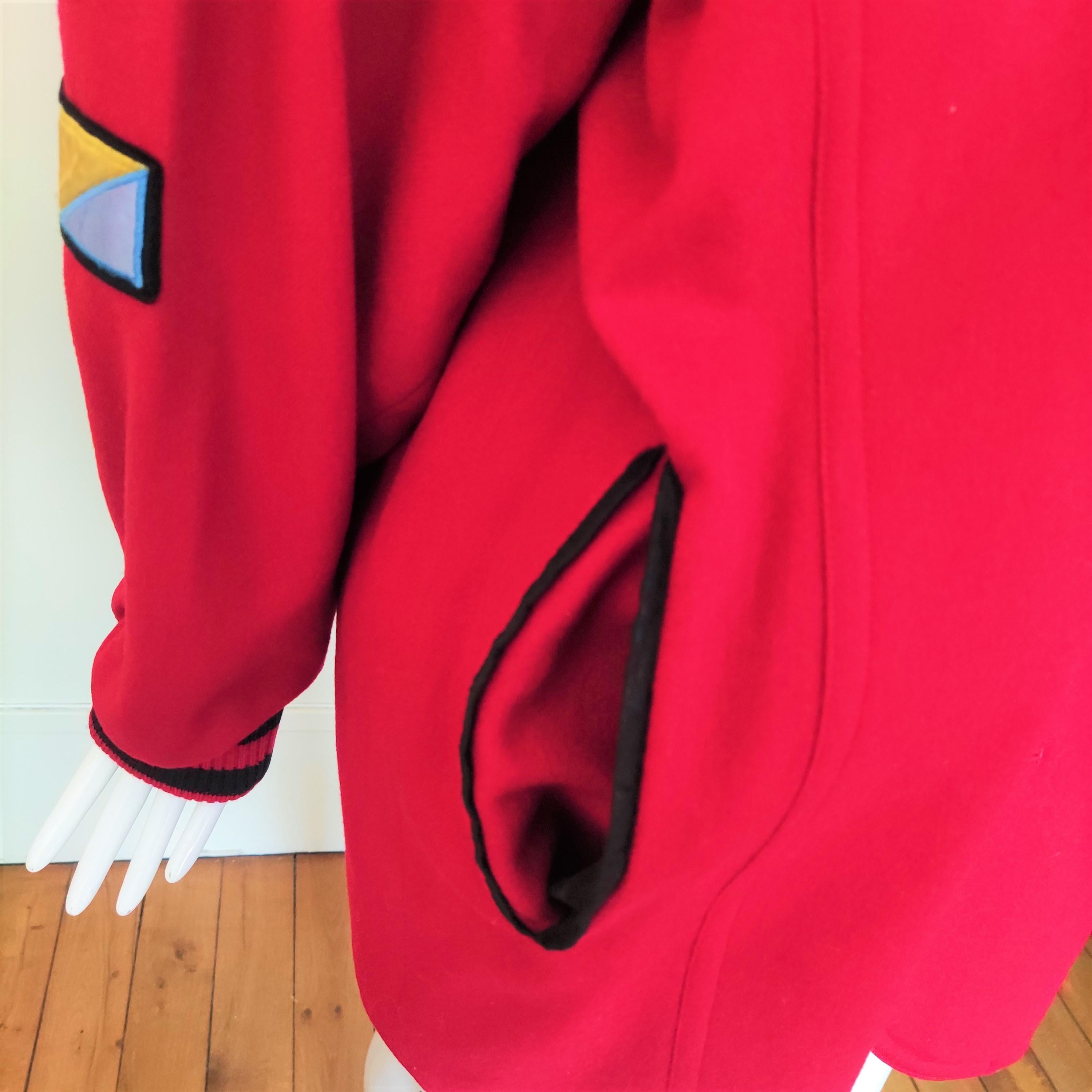 Kansai Yamamoto Reiterteam Japanische Vintage Patch Flagge Große rote Jacke Mantel im Zustand „Hervorragend“ im Angebot in PARIS, FR