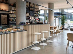 In magazzino Sgabello Kant Lift [65H > 76H] Bianco - Casamania By Karim Rashid