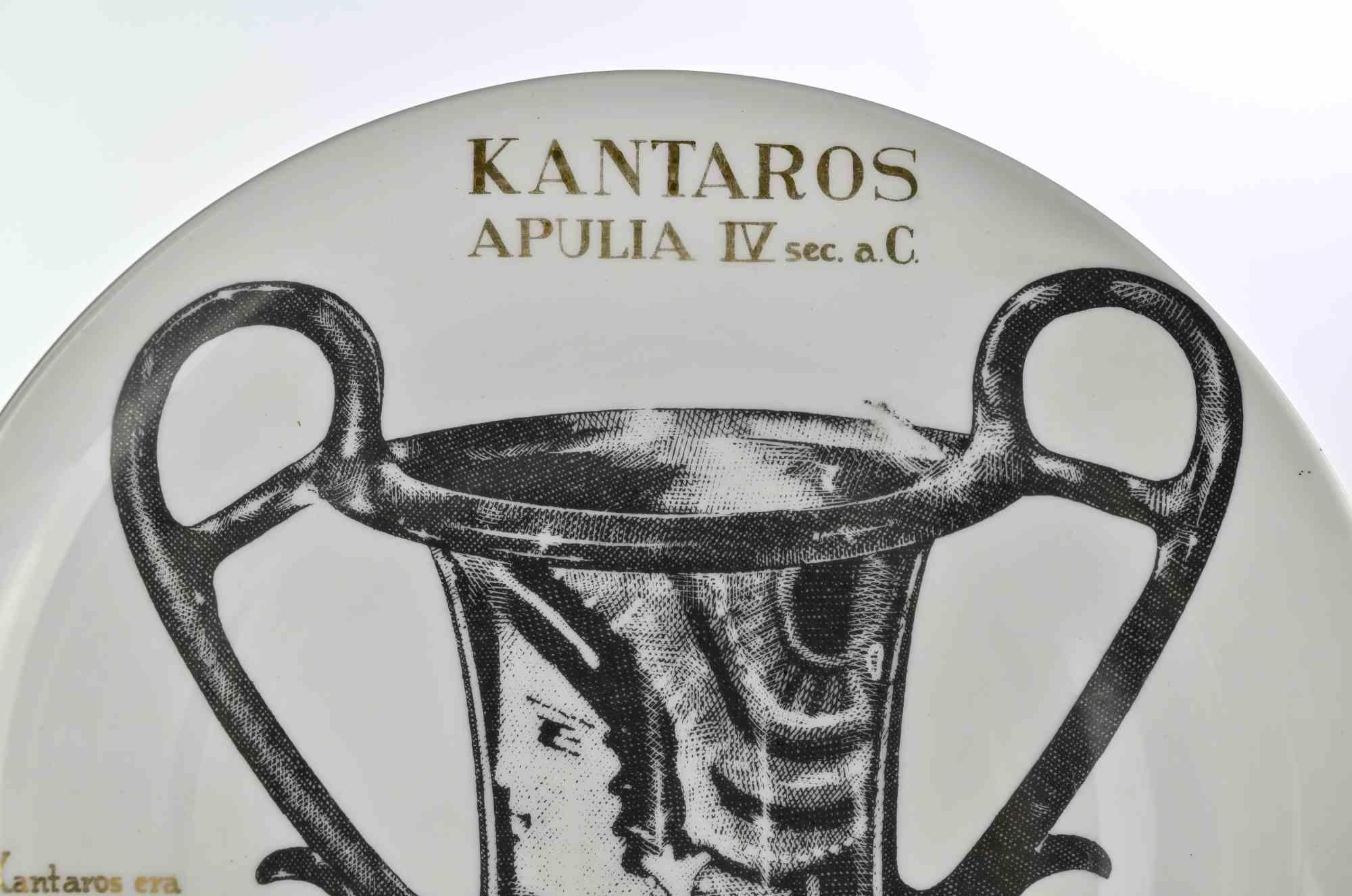 Kantaros Apulia es un elegante plato de porcelana serigrafiada, diseñado por Piero Fornasetti para Martini & Rossi en la década de 1960 .

En excelente estado. 

Plato de pared Fornasetti de cerámica blanca y negra, finamente decorado con la