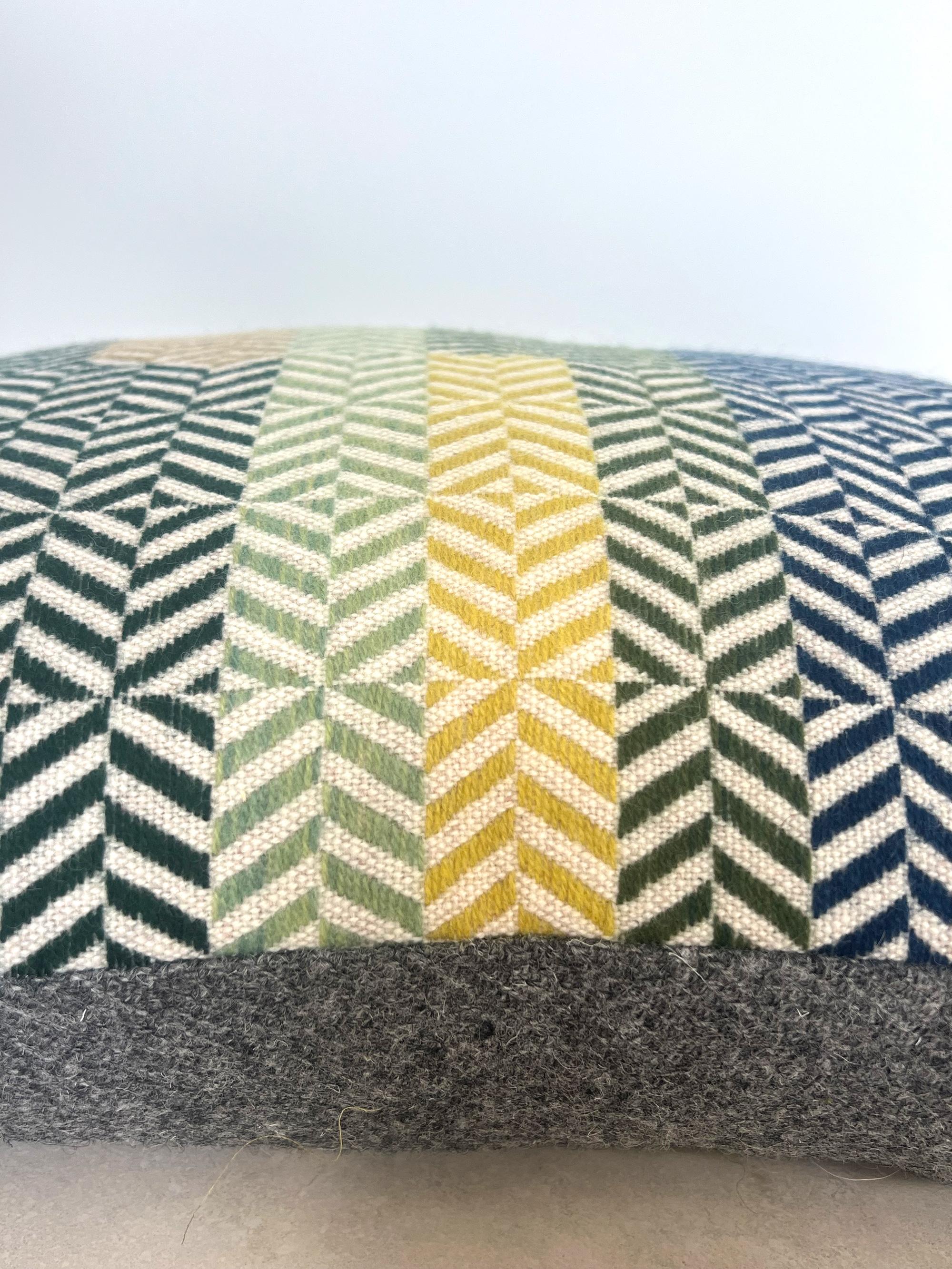 Mid-Century moderno Cuscino in lana merino Kantha tessuto a mano a tintura naturale giallo indaco & verde in vendita