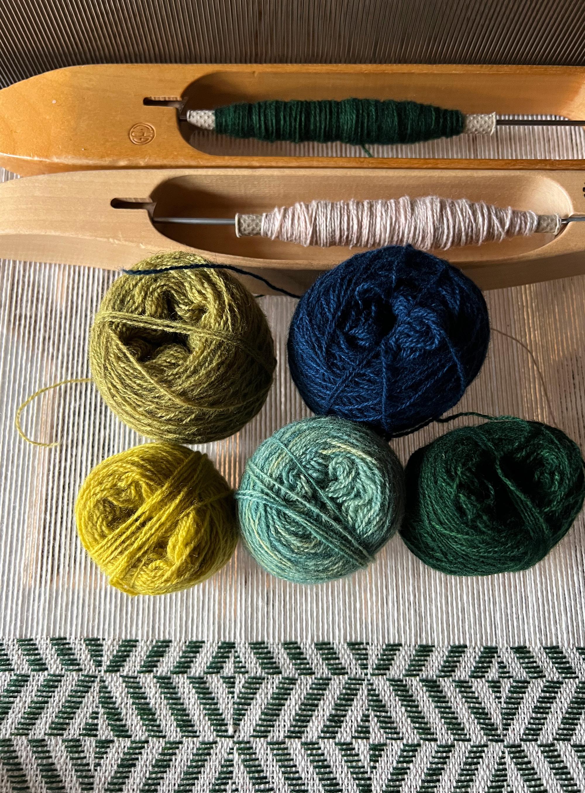 Tessuto a mano Cuscino in lana merino Kantha tessuto a mano a tintura naturale giallo indaco & verde in vendita
